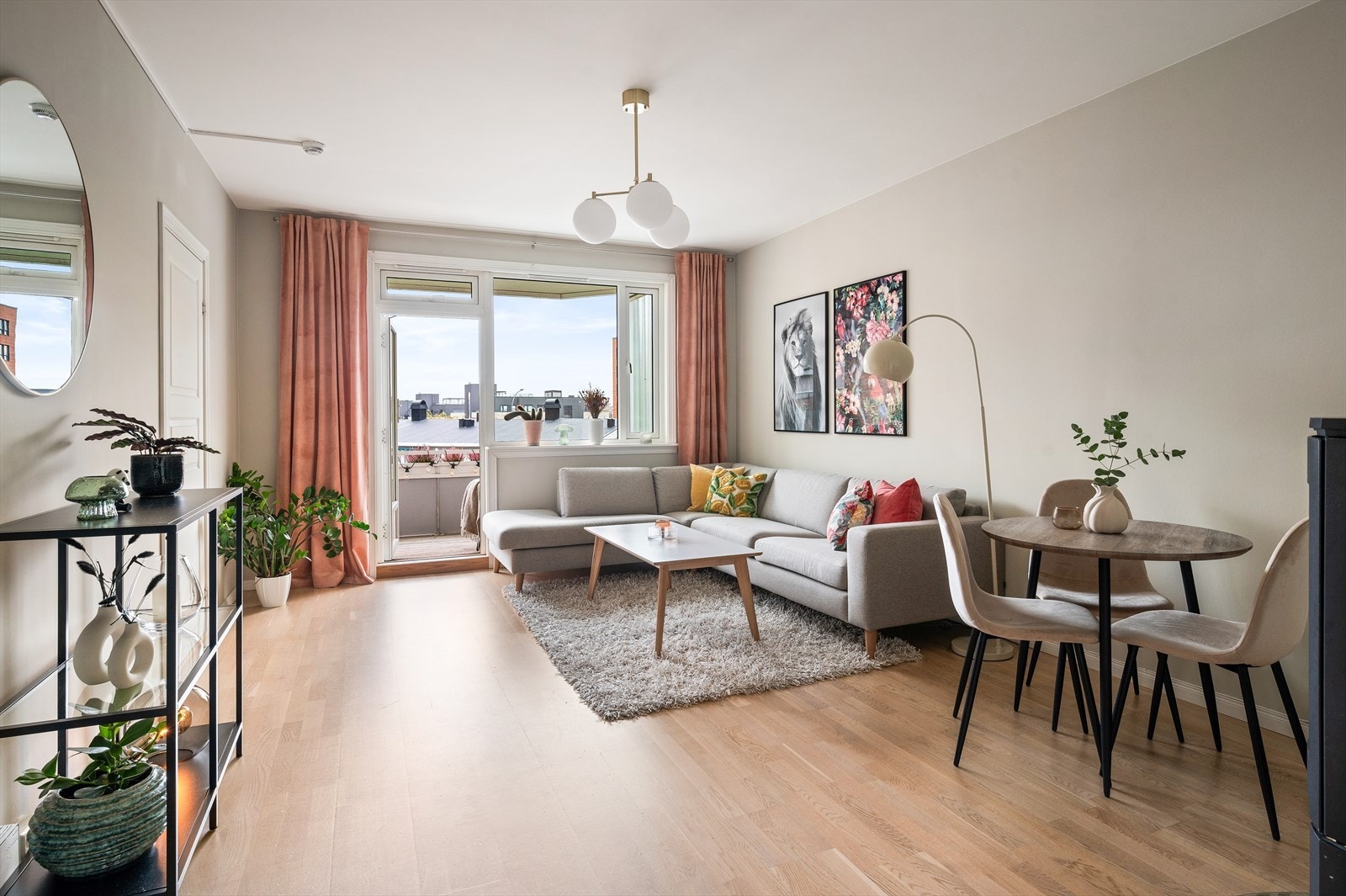 Rommet er smart utformet med god plass til både sofagruppe og spisebord, noe som gjør det til et perfekt samlingspunkt for både avslapning og sosiale sammenkomster. Galleribilde