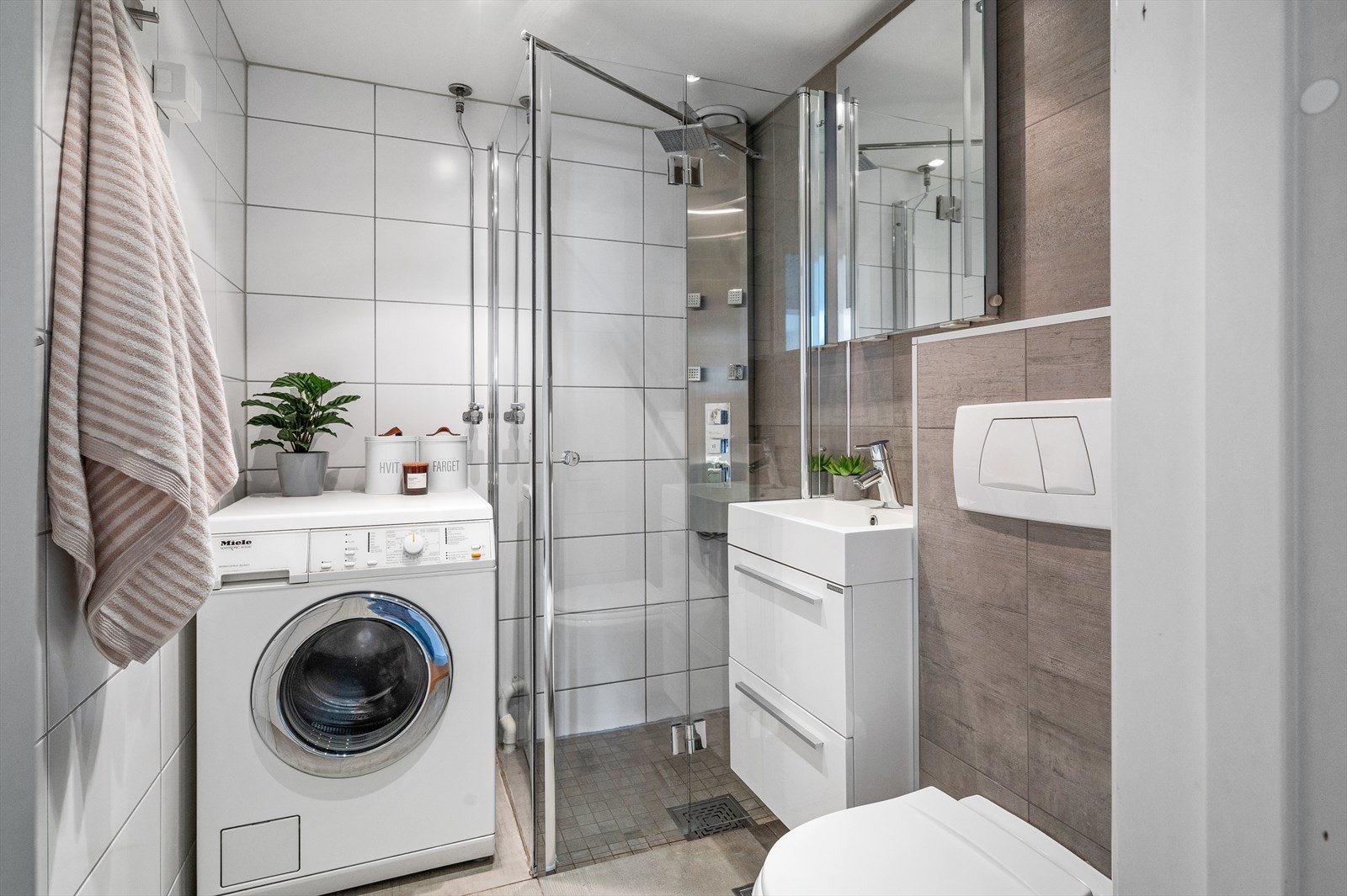 Badet ble oppgradert i 2015 med flis på flis og fremstår moderne og funksjonelt. Galleribilde