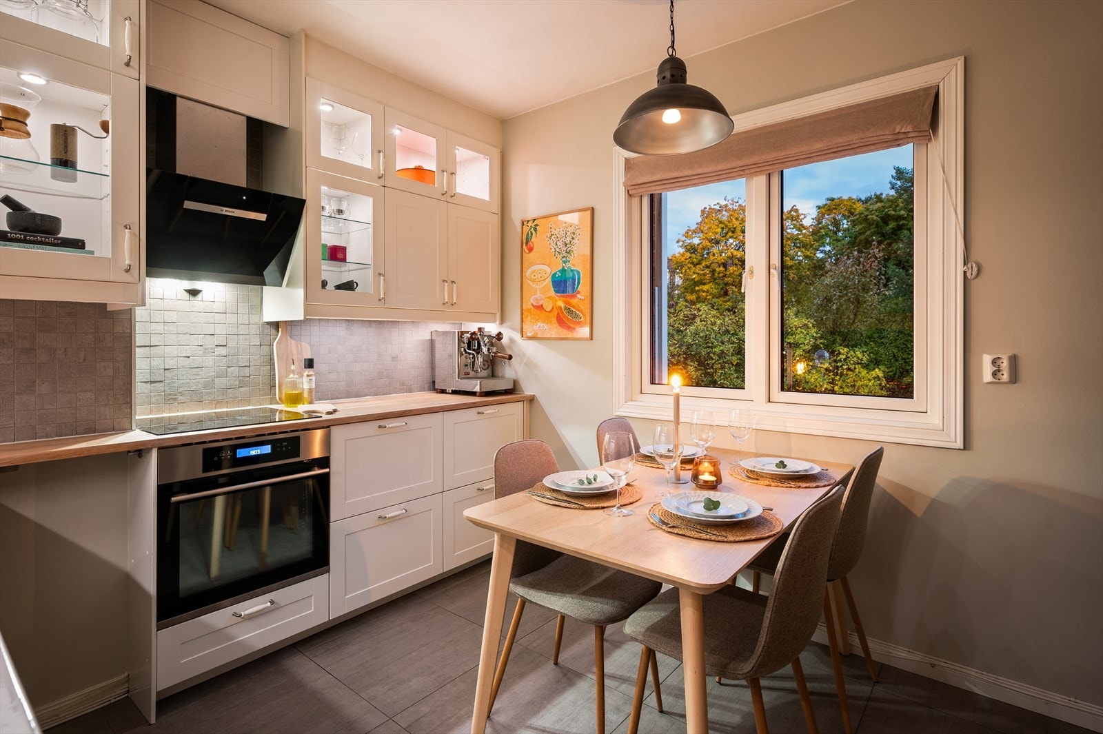 Separat kjøkken med plass til frokostbord, her har man også en svært hyggelig utsikt. Galleribilde
