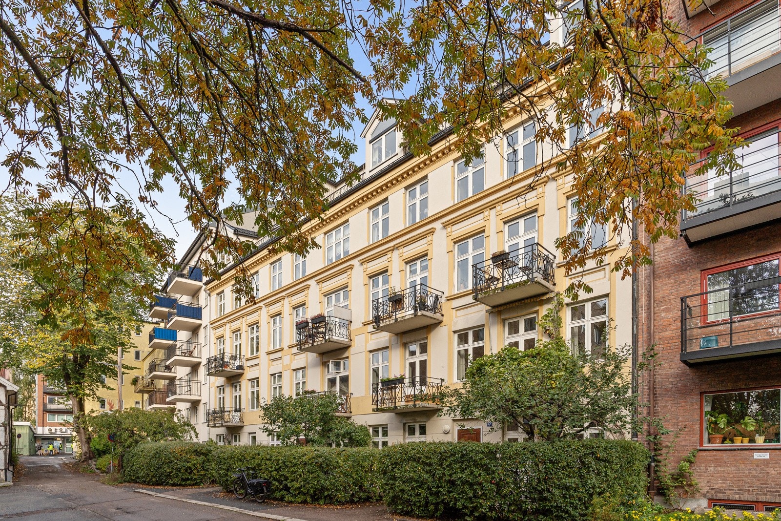 er er det kort vei til Grünerløkka, St. Hanshaugen, Ullevål, Nydalen og Oslo sentrum med alt av bymessige fasiliteter. Bydelen kan by på flere fantastiske grøntområder som Myraløkka, Akerselva, Torshovparken, Bjølsenparken og Voldsløkka. Galleribilde