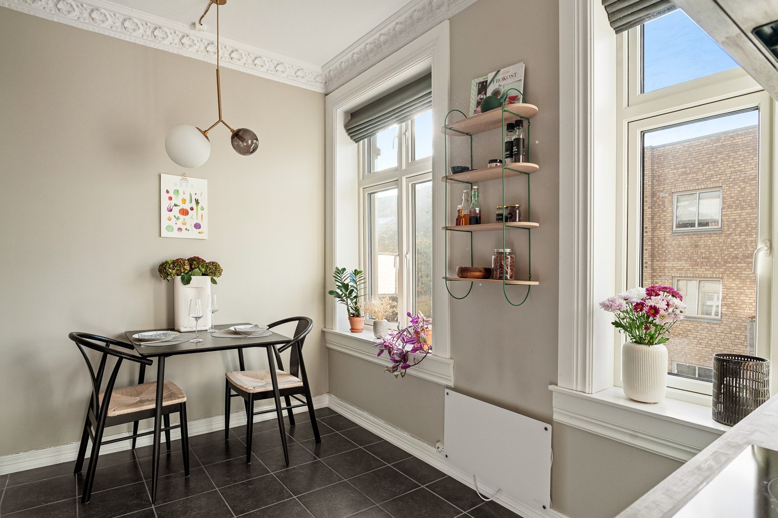 Store vindusflater på kjøkkenet. Galleribilde