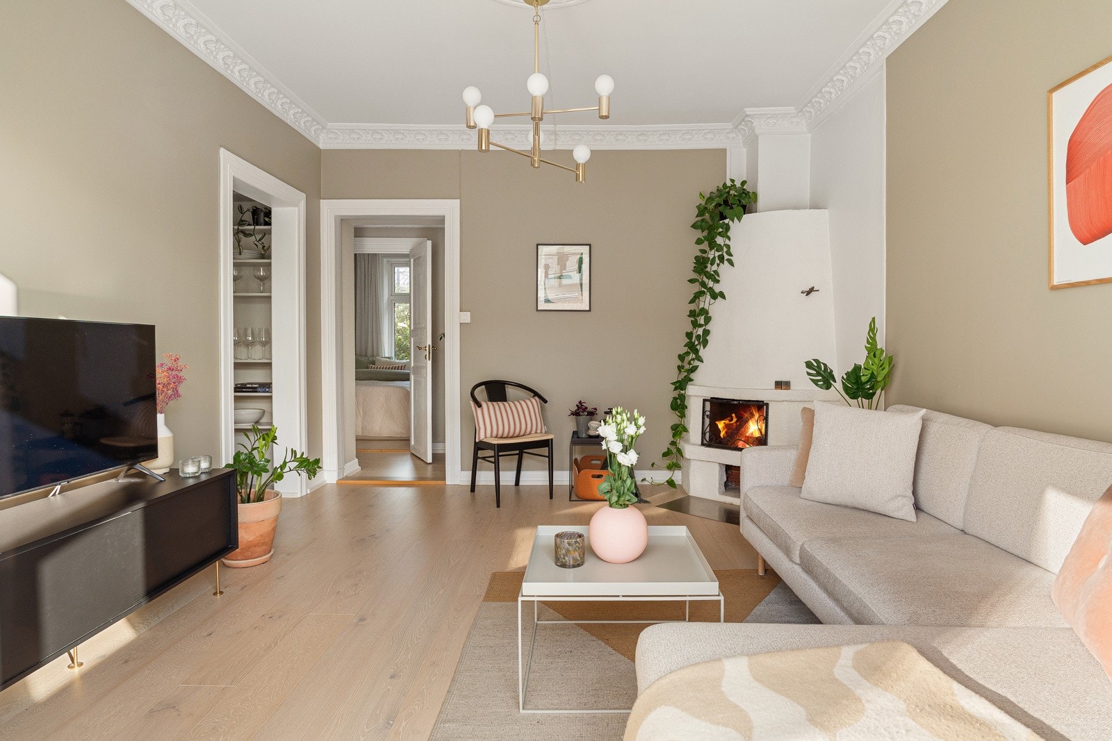 Leiligheten har lyst en-stavs parkettgulv i entré, stue og på soverommet. Galleribilde