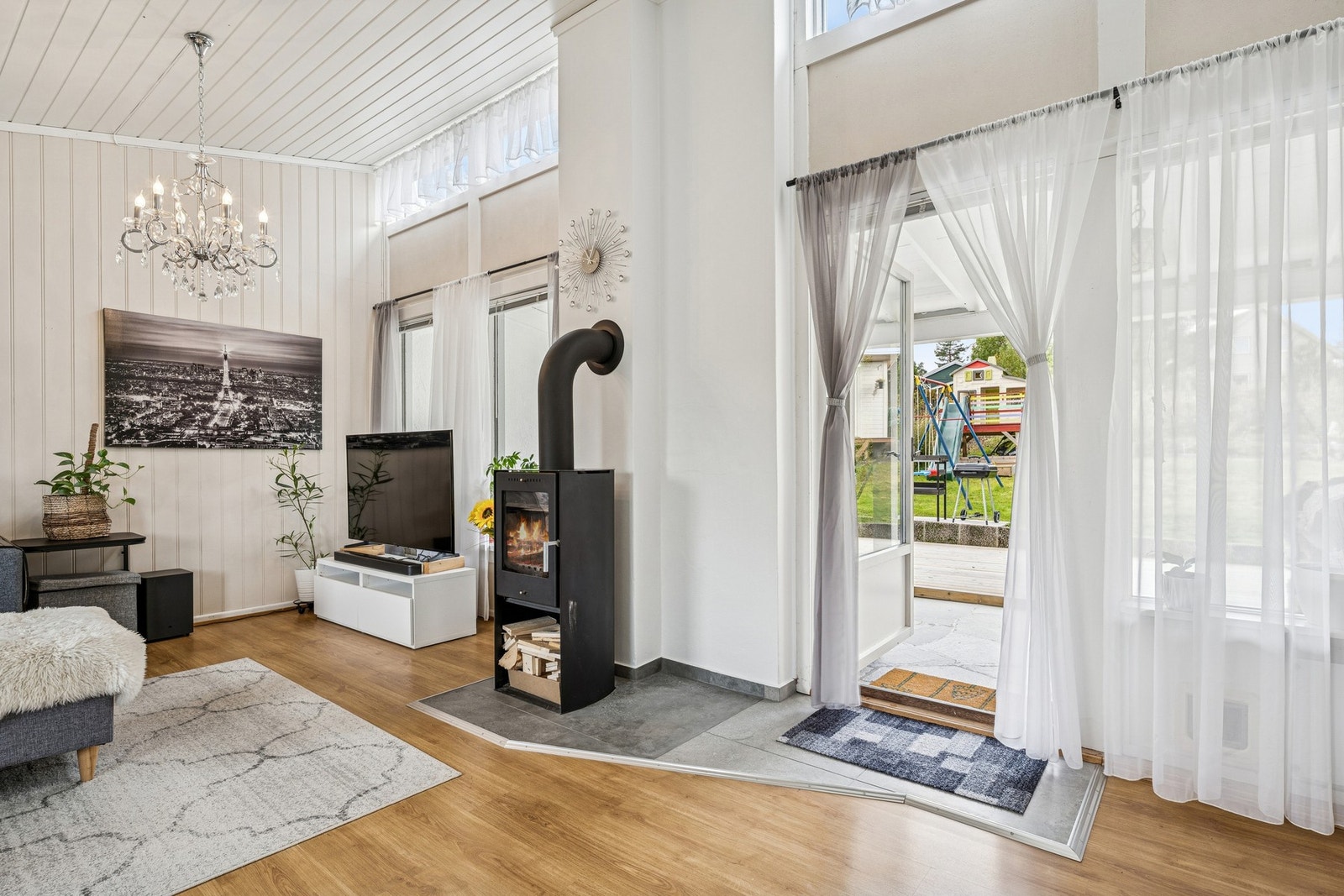 Fra stuen er det direkte utgang til terrasse og hage Galleribilde