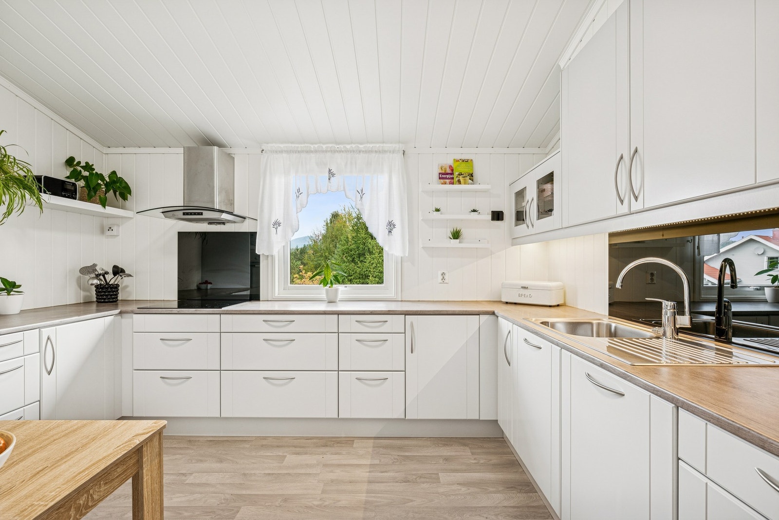 Kjøkkenet er fra 2017 og ligger avskjermet fra stue / spisestue. Galleribilde