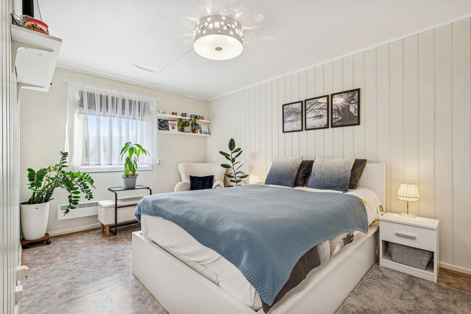 Hovedsoverommet er romslig og utstyrt med garderobeskap. Galleribilde