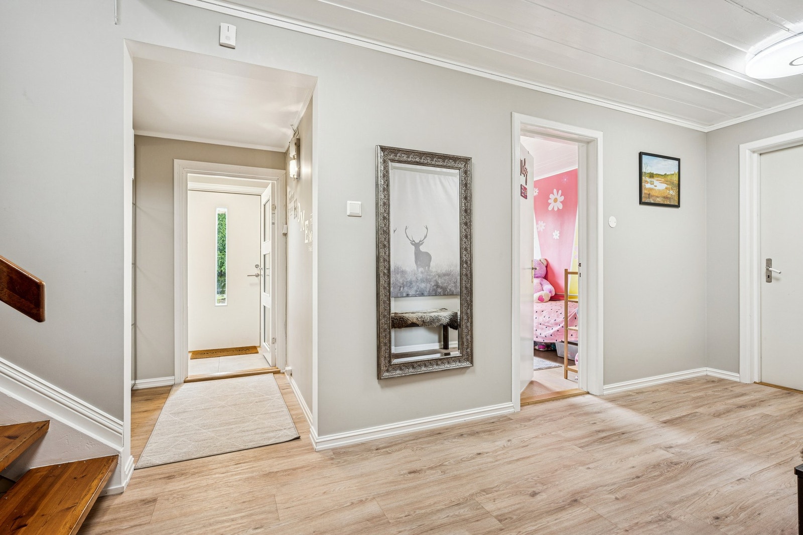 Videre inn til gang med trapp opp til kjøkken, stue og et soverom. Galleribilde