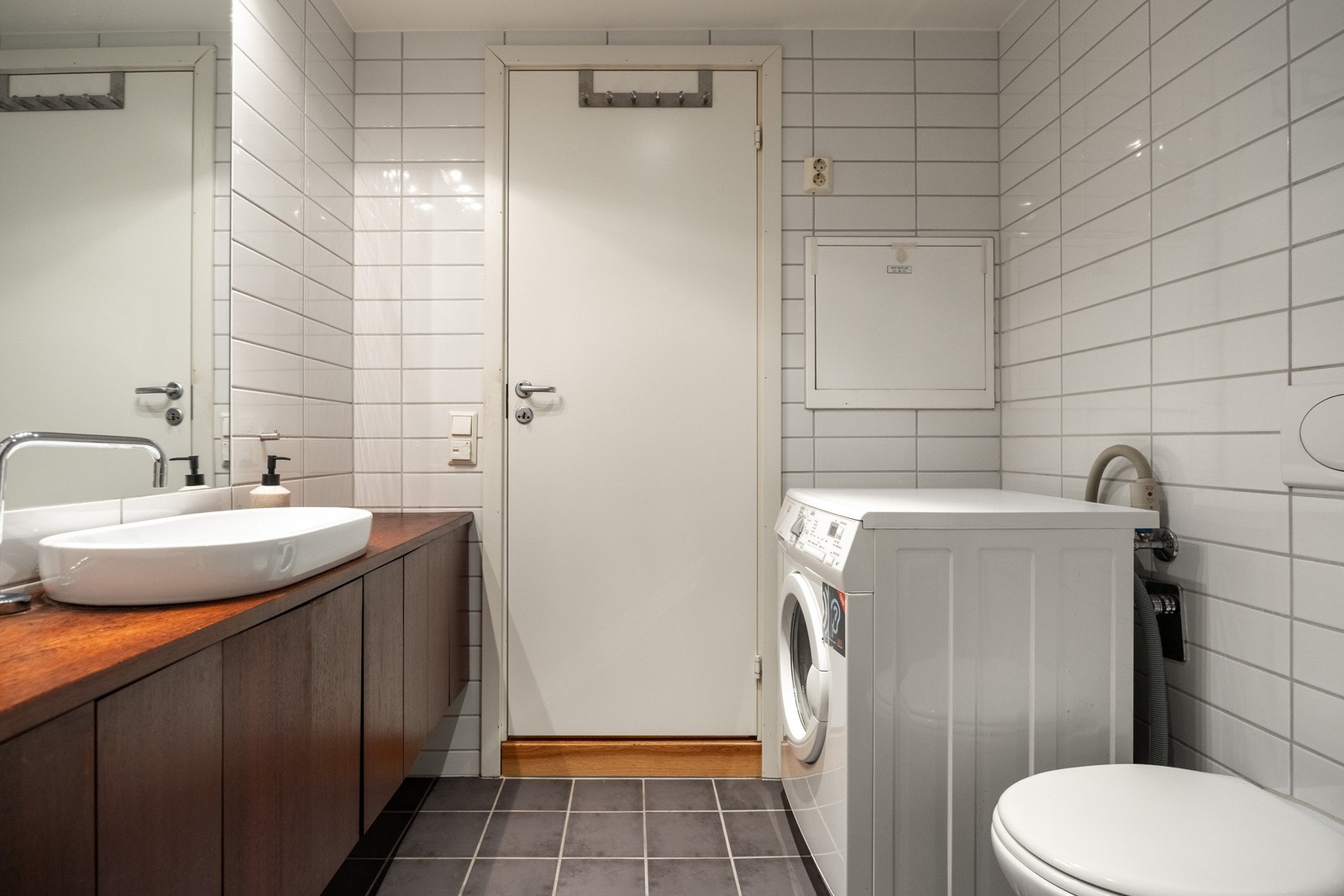 Badet har opplegg for vaskemaskin og mekanisk avtrekk. Galleribilde