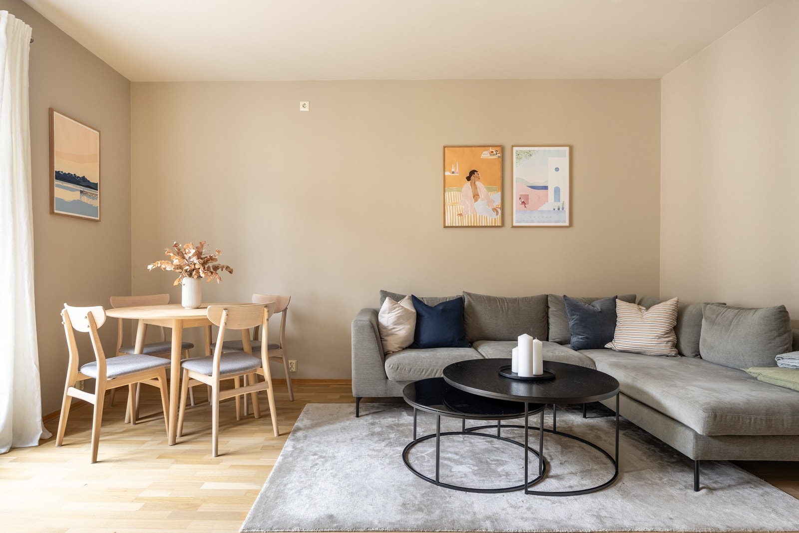 Attraktiv 2-roms selveierleilighet i 3. etasje med heis, god standard og enkel tilkomst til felles takterrasse. Galleribilde