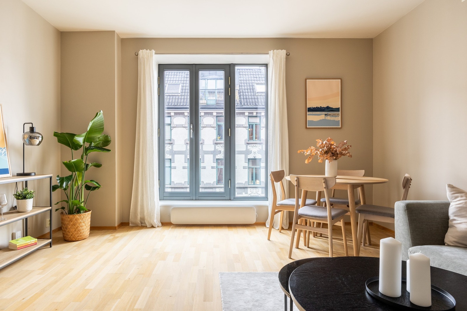 Leiligheten har moderne vindu med mye lysinnslipp samt generøs takhøyde. Galleribilde