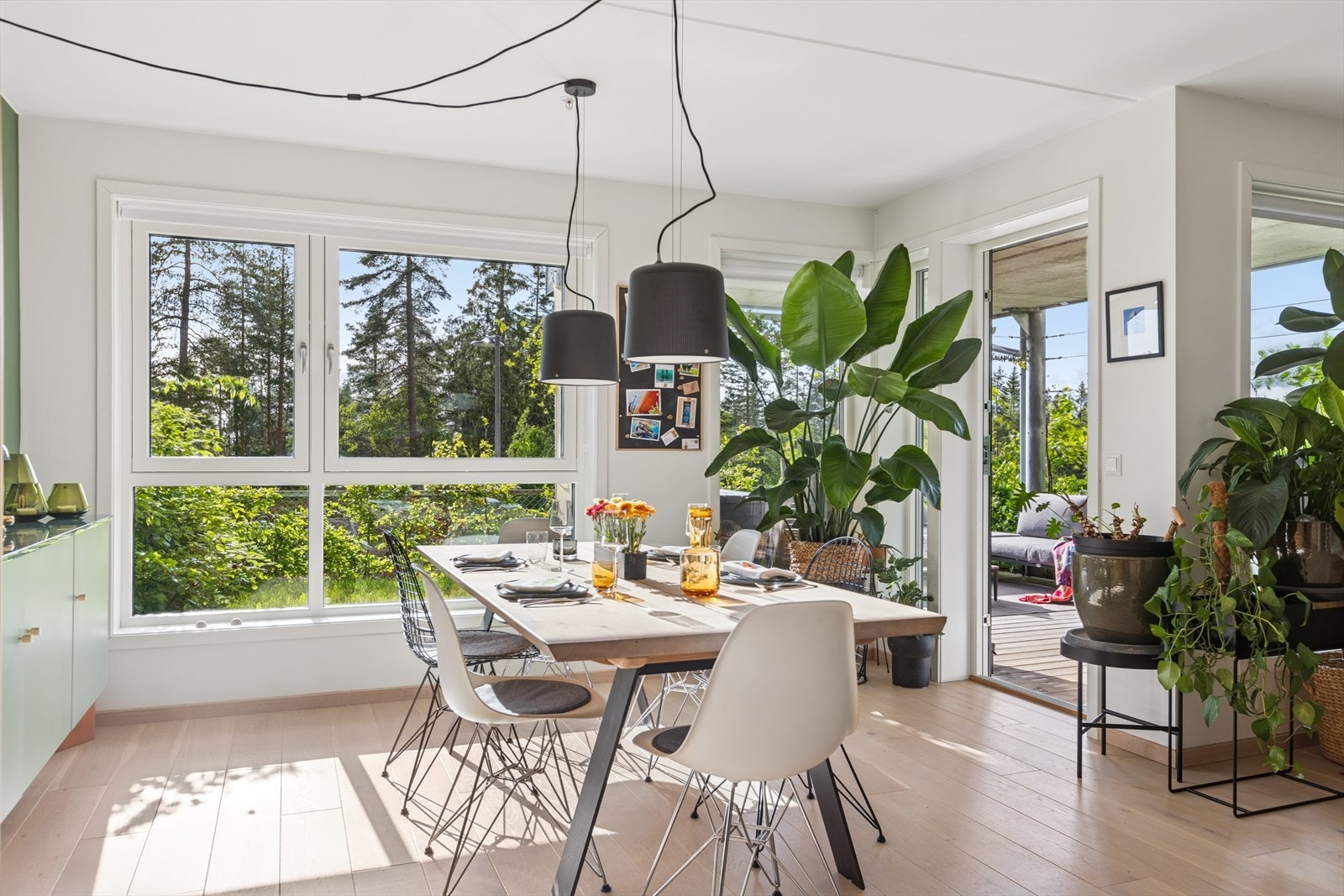 Ved kjøkkenet er det plass til en romslig spisestue hvor venner og familie kan samles til hyggelige lag. Galleribilde