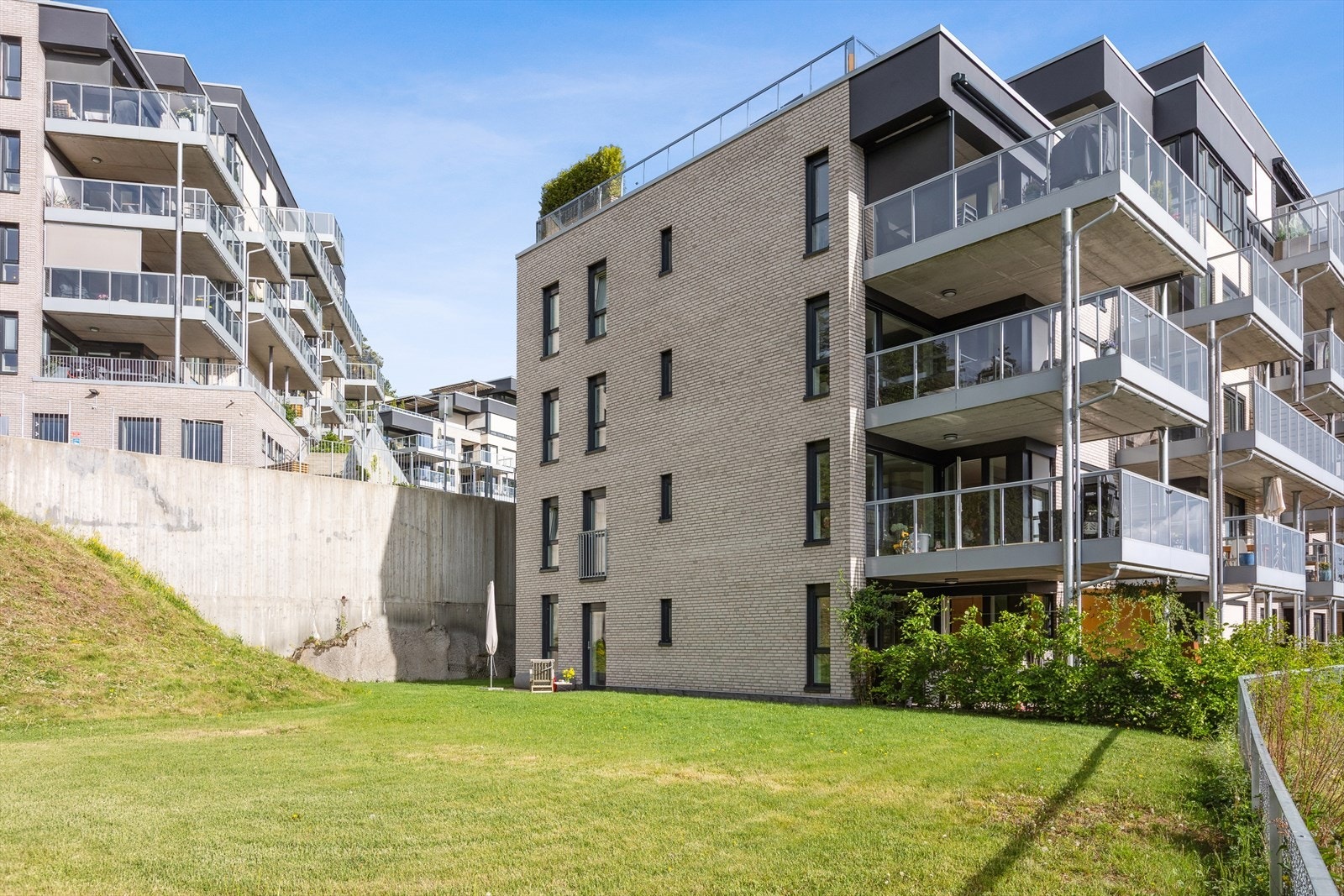 Leiligheten har en god beliggenhet og ligger usjenert til. Galleribilde