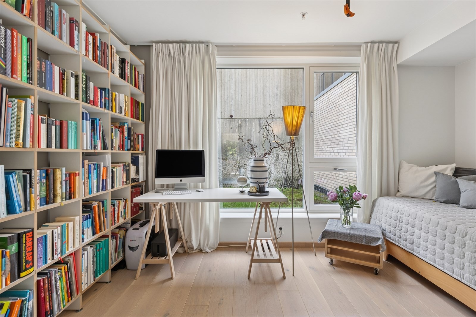 De store vindusflater slipper inn godt med lys. Galleribilde