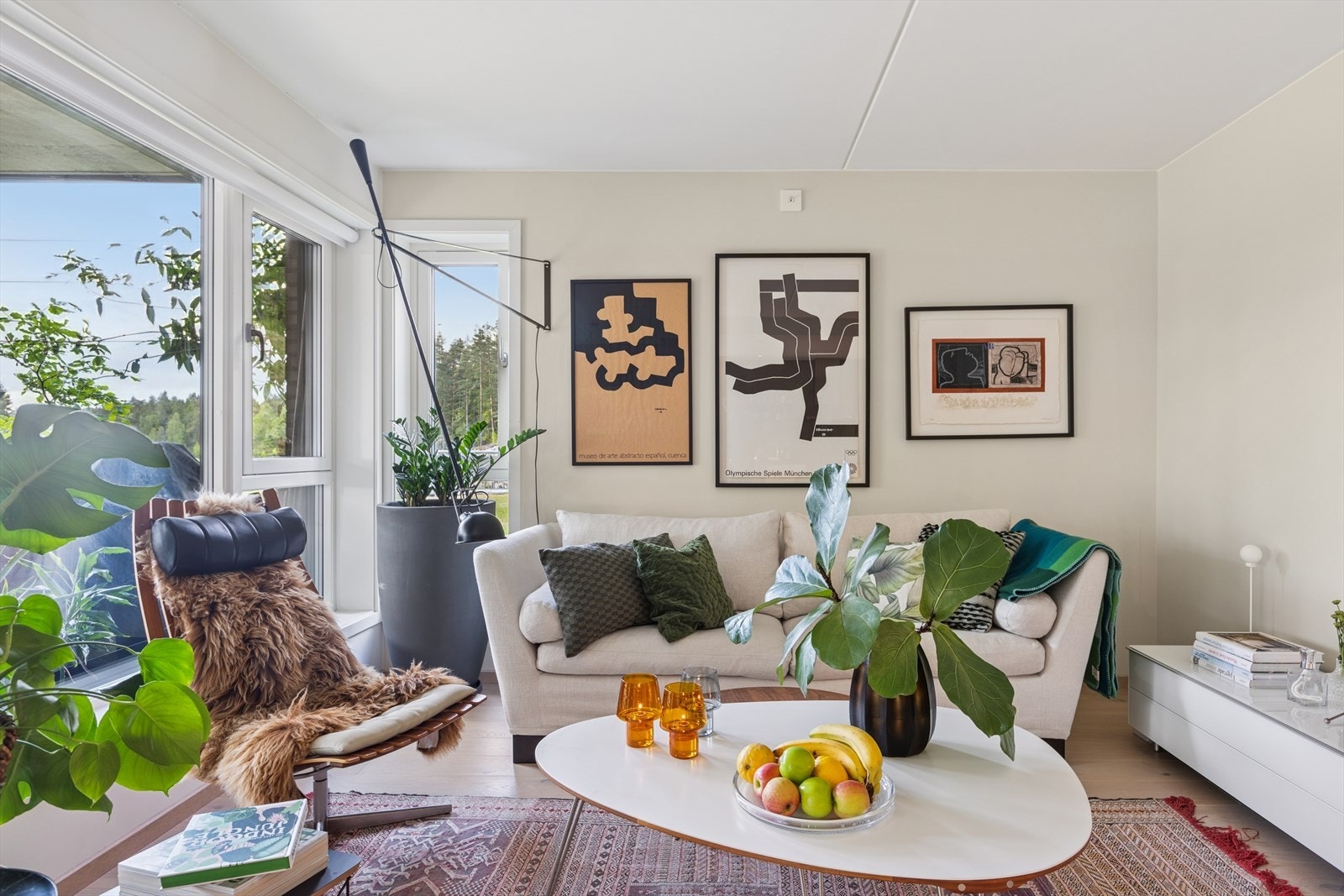 Overflatene er malt i fine farger, det er pen parkett på gulvet og deler himling er lyssatt med downlights. Galleribilde