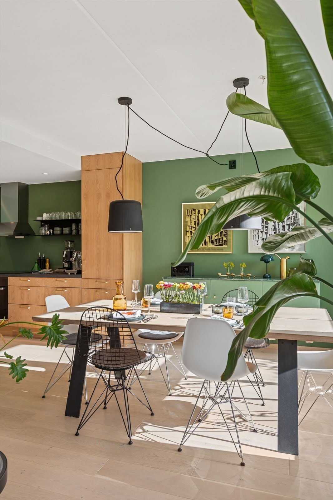 Kjøkkenet ligger i en åpen løsning til stuen, noe som gjør rommet mer sosialt ved besøk. Galleribilde