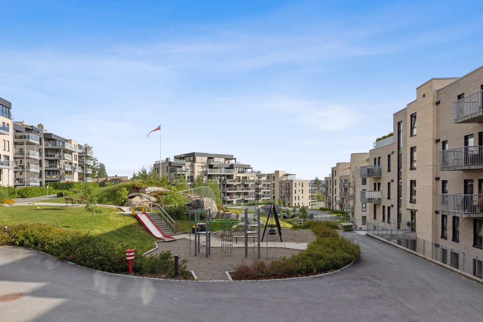 Tomten er pent opparbeidet med gressplen, beplantning, fellesarealer, lekeplass og internveier. Fellesområdene byr på gode solforhold, hvor fine dager kan tilbringes. Galleribilde