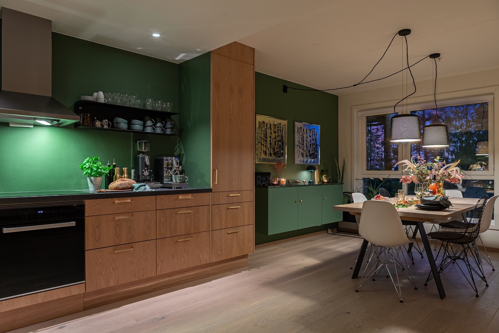 Påkostet kjøkken som er spesialtilpasset i leiligheten. Galleribilde