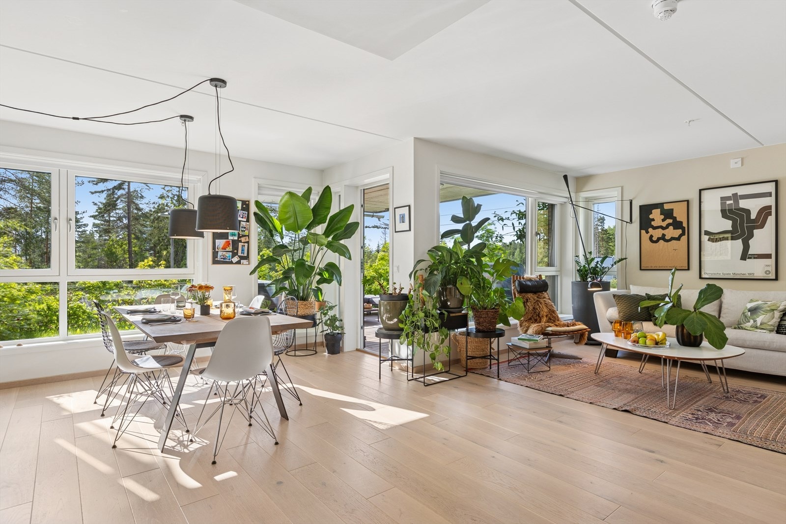 Leiligheten oppleves som særdeles lys og trivelig da det er rikelig med lysinnslipp. Galleribilde