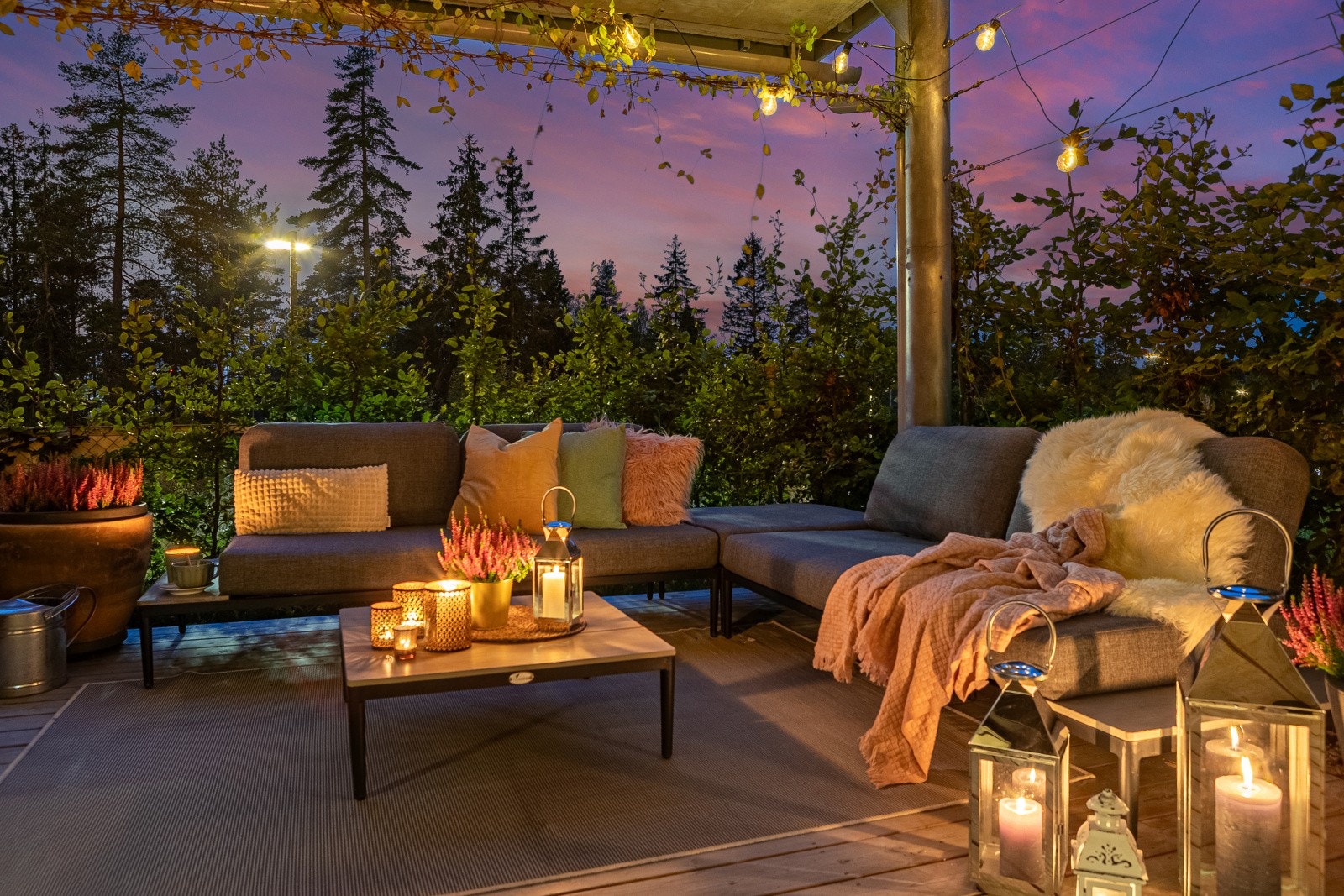 Den ene uteplassen ligger usjenert til og er overbygget - her kan lange sommerdager tilbringes. Galleribilde