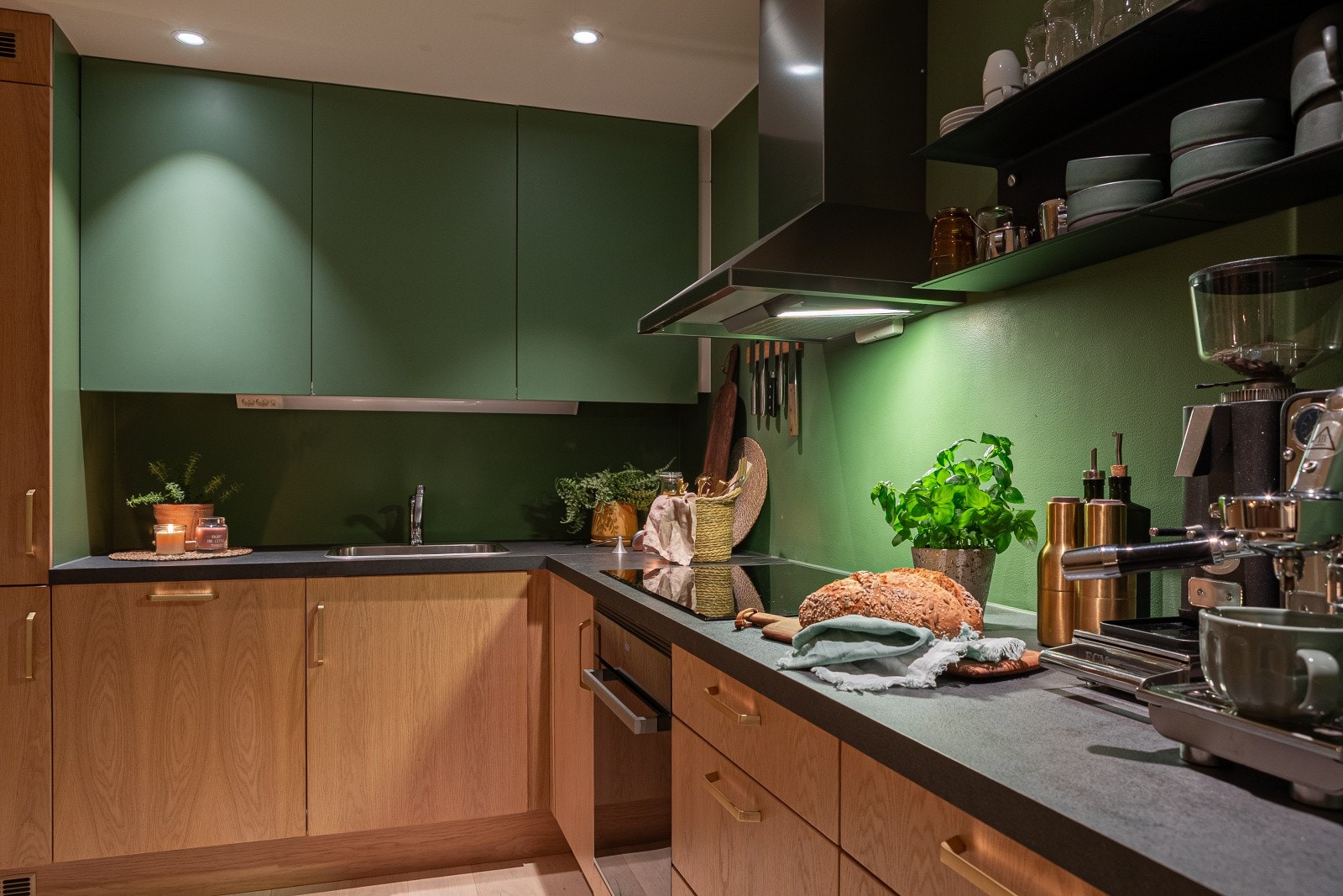 Kjøkkenet er velutstyrt og har integrerte hvitevarer. Galleribilde