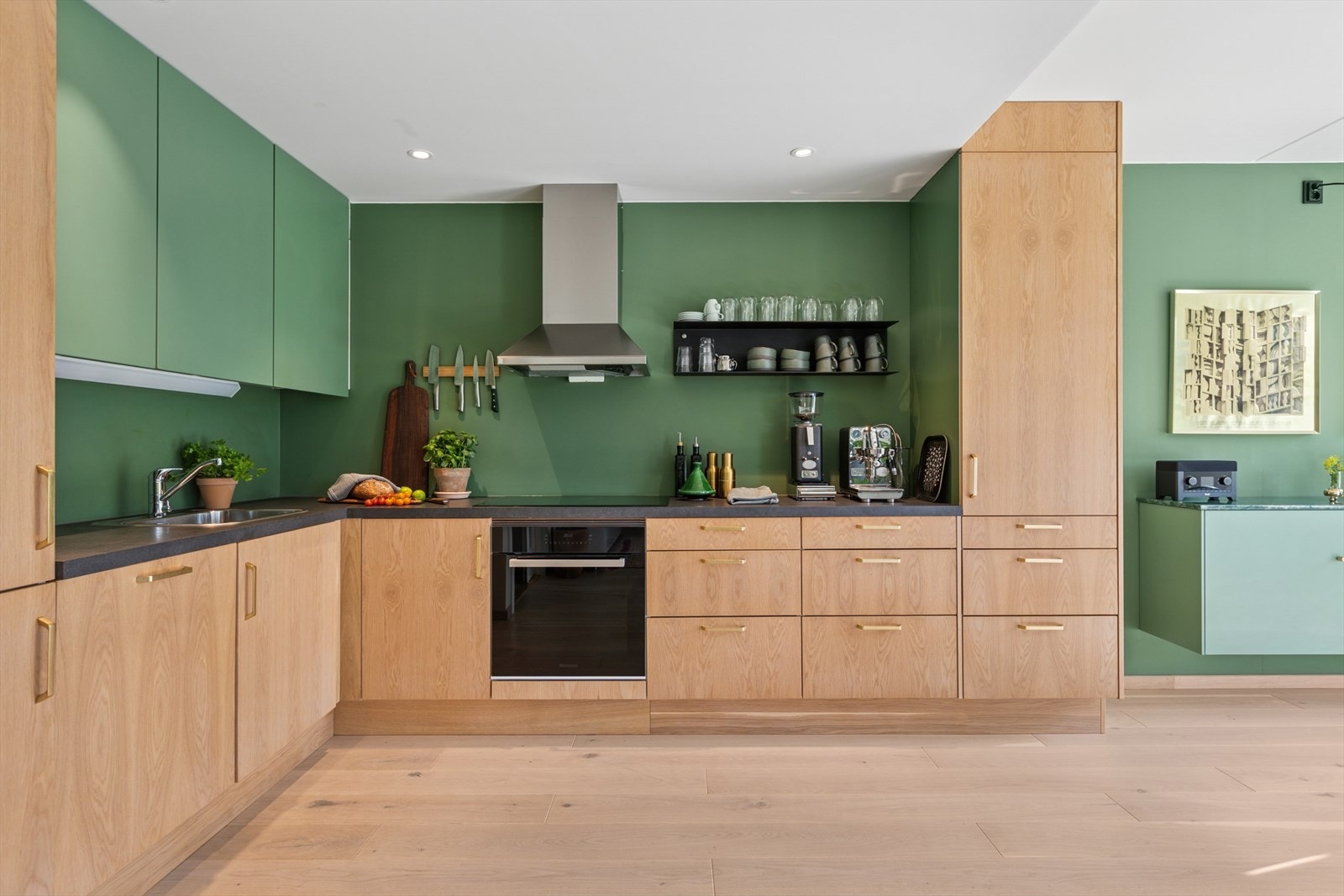 Kjøkkenet er innredet i en praktisk form i rommet, som har godt med skap- og oppbevaringsplass. Galleribilde