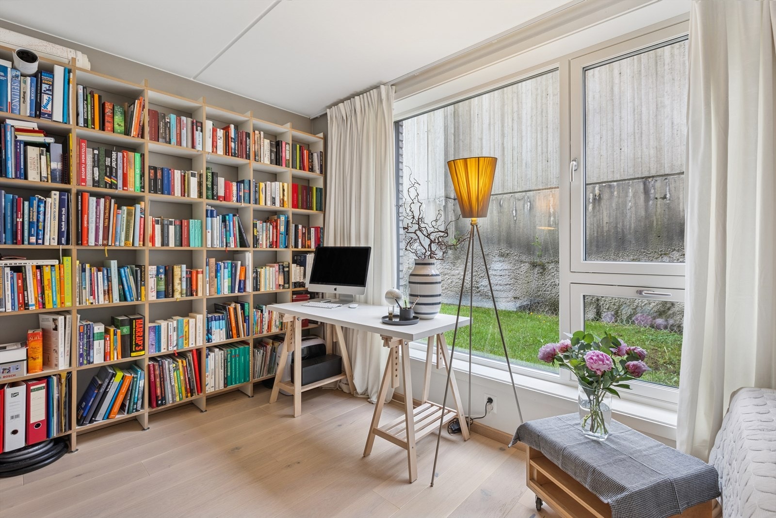 Soverom 2 benyttes i dag som kombinert soverom og kontor. Her er det god plass enten du trenger rommet til soverom, gjesterom, kontor eller ekstra stue, Galleribilde