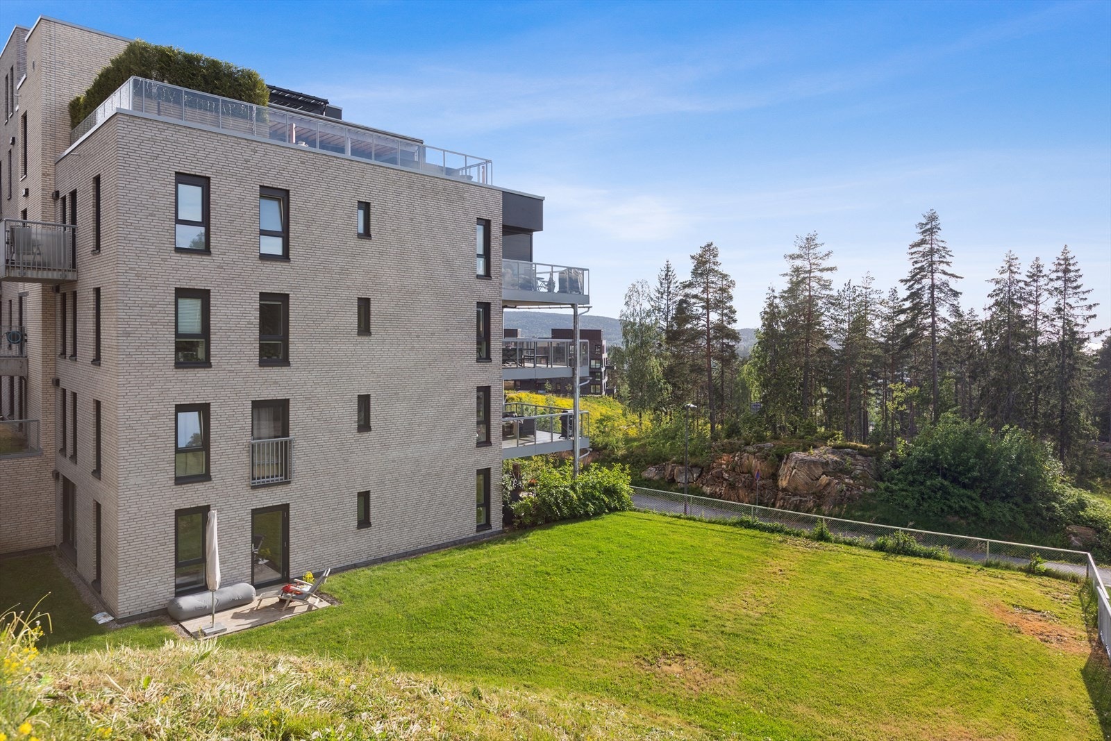 Leiligheten ligger fint til i byggets første etasje på enden ut mot et stort og skjermet grøntområde. Galleribilde