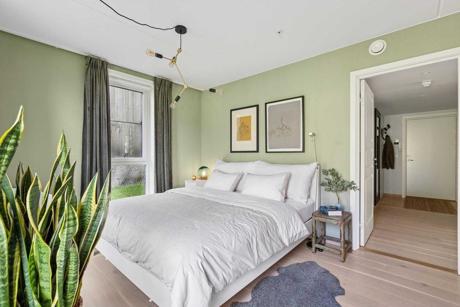 Begge soverommene er malt i fine farger og har god plass til å møbleres etter eget ønske. Galleribilde