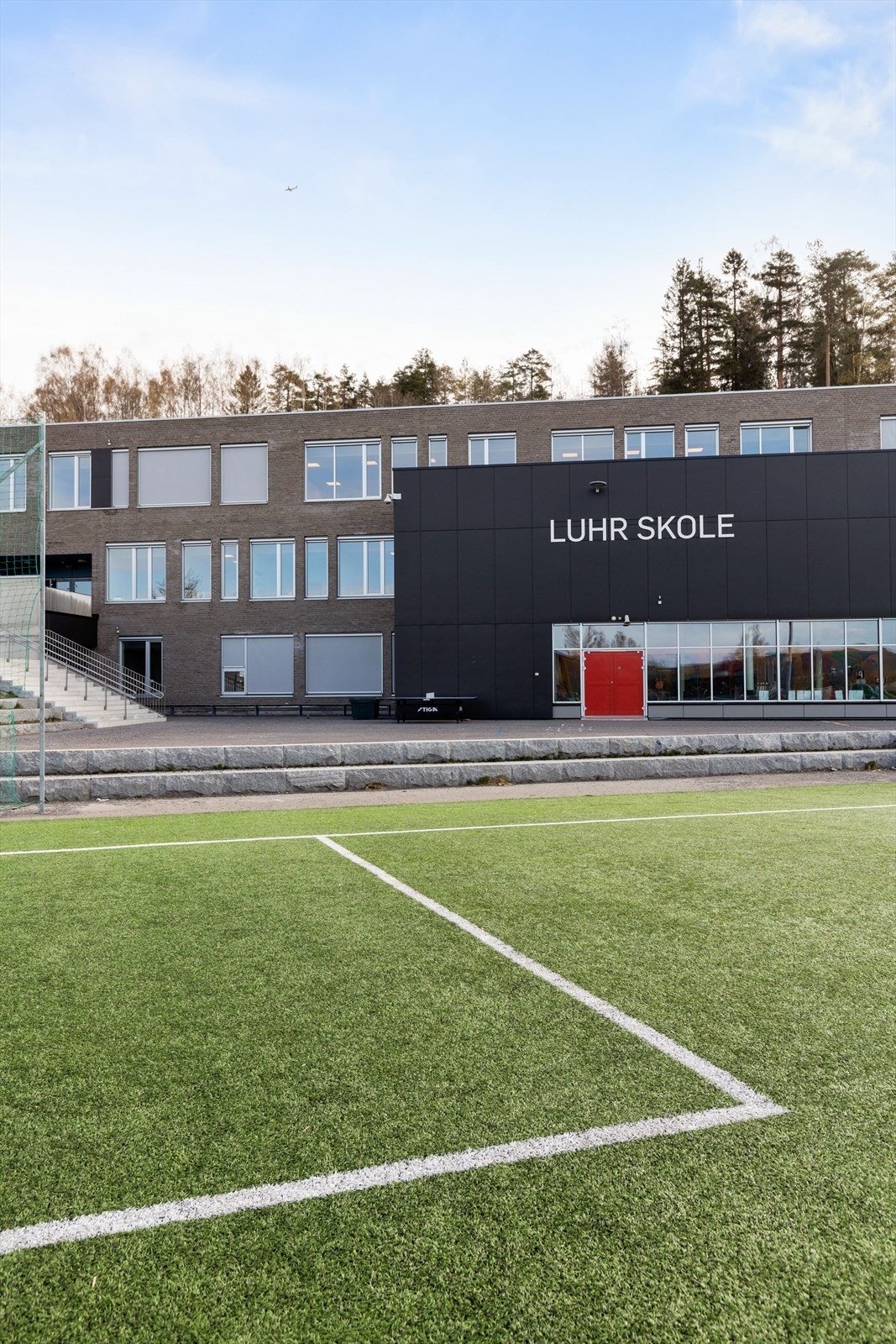 Fra leiligheten er det gåavstand til flere nye barnehager (Steinerud og Framtia) og nyere barneskole Luhr. Galleribilde