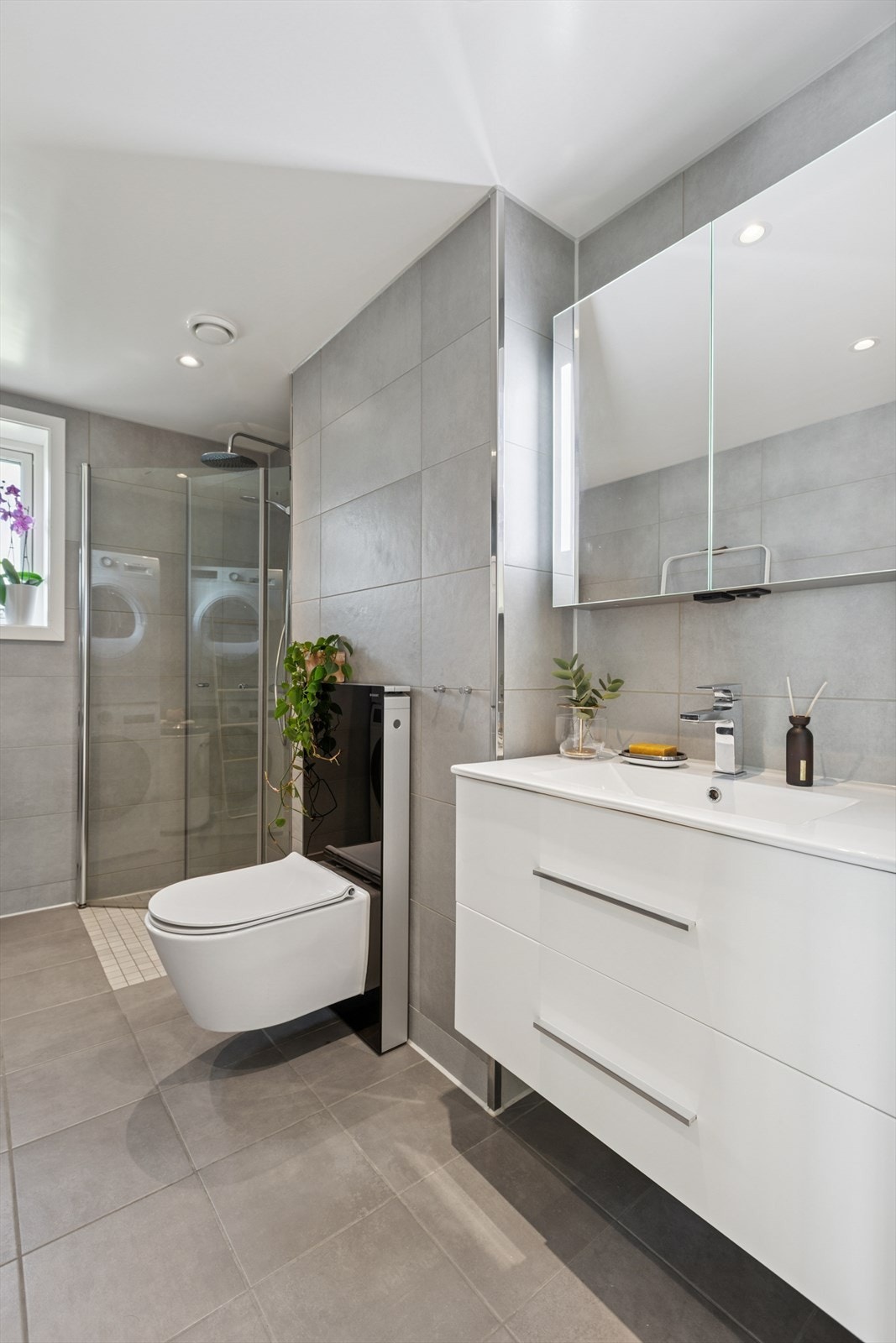 Leiligheten har et flott bad med lekre fliser og innredning. Galleribilde