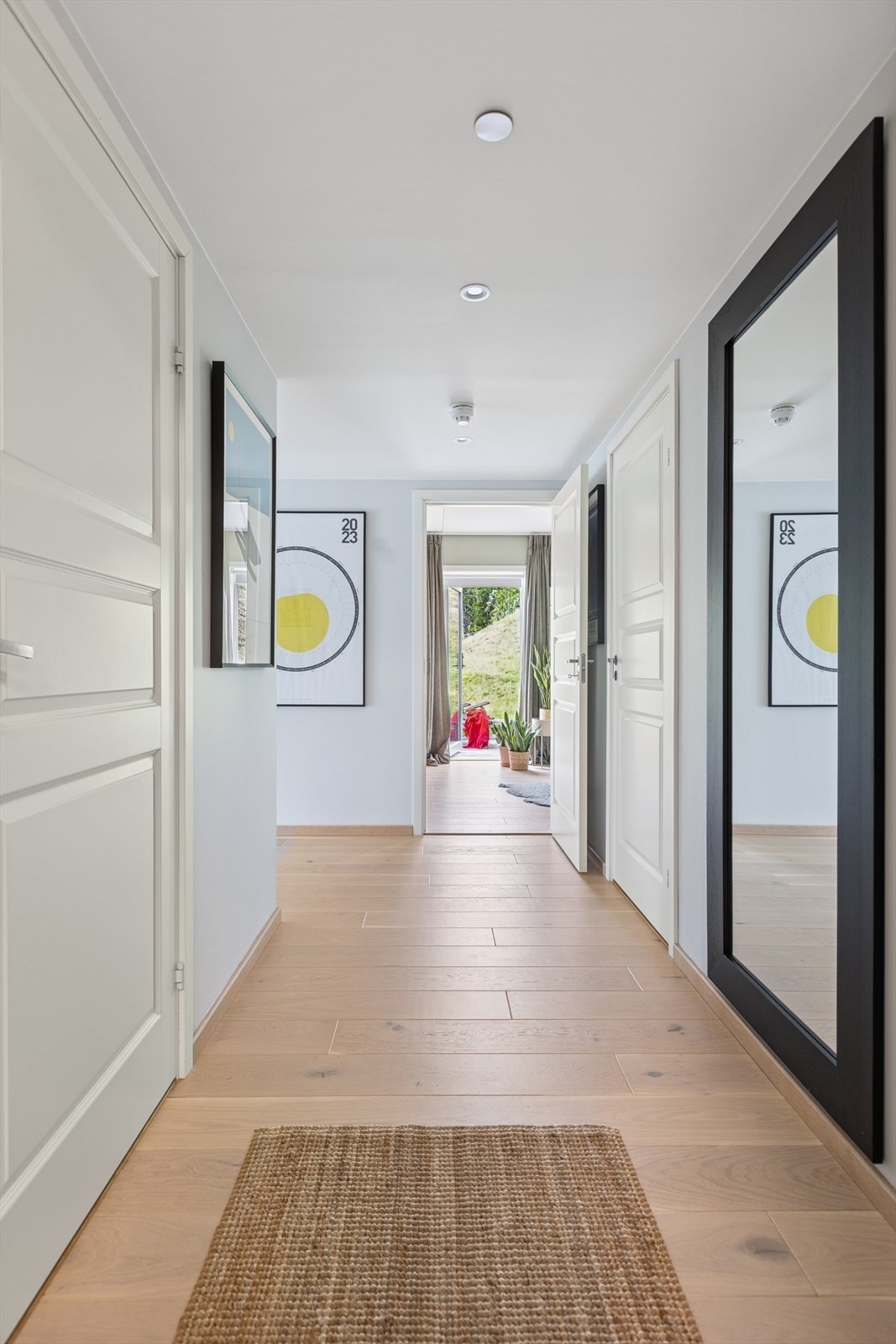 Velkommen inn - her ønskes du velkommen inn i lys entrè med plass til å henge fra deg ytterklær. I entrèen er det adkomst til innvendig bod, med gode lagringsmuligheter. Galleribilde