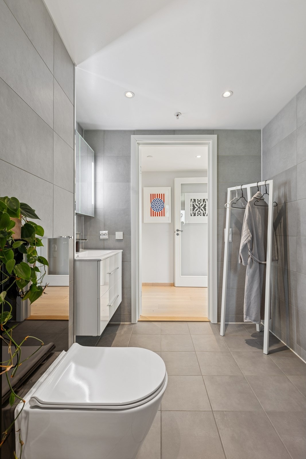 Det er opplegg for vaskemaskin her og plass tørketrommel. Oppvarming på badet er via vannbåren gulvvarme. Galleribilde