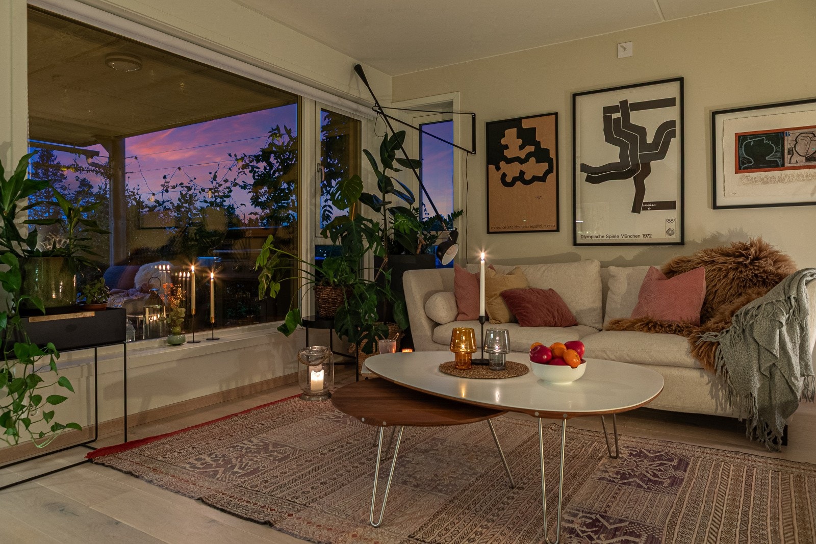 Spisestuen og sofagruppen får hver sin naturlige plassering i rommet. Galleribilde