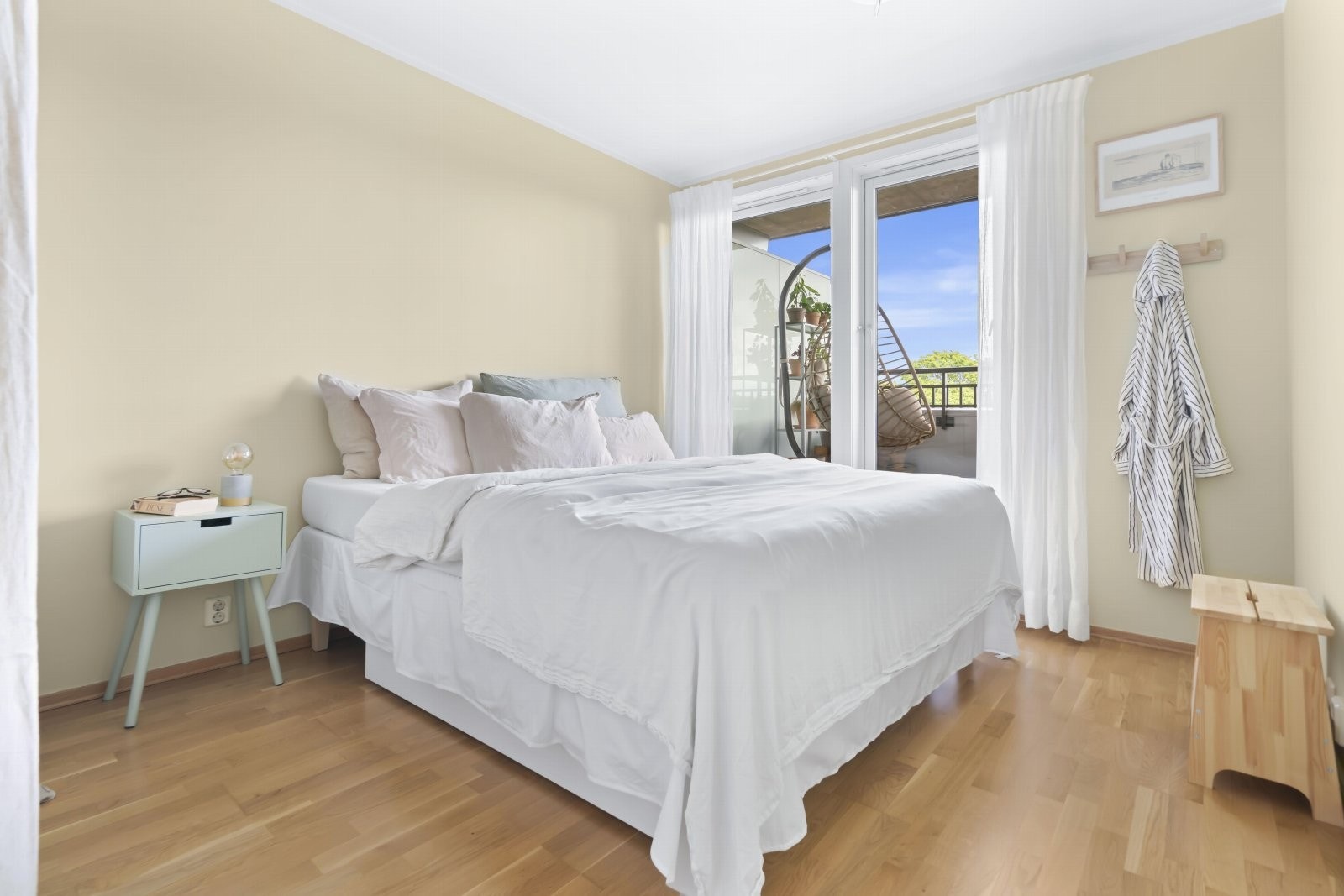 Hovedsoverom - Romslig soverom med plass til dobbeltseng og nattbord på hver side. Galleribilde