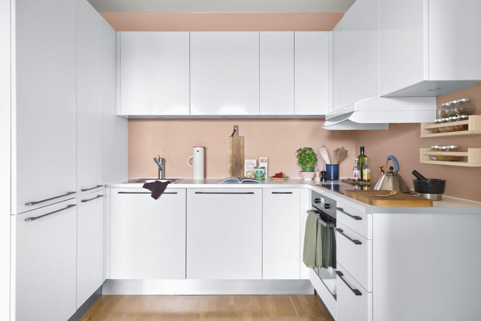 Lekker og nymalt kjøkkeninnregning med store arbeidsflater. Galleribilde