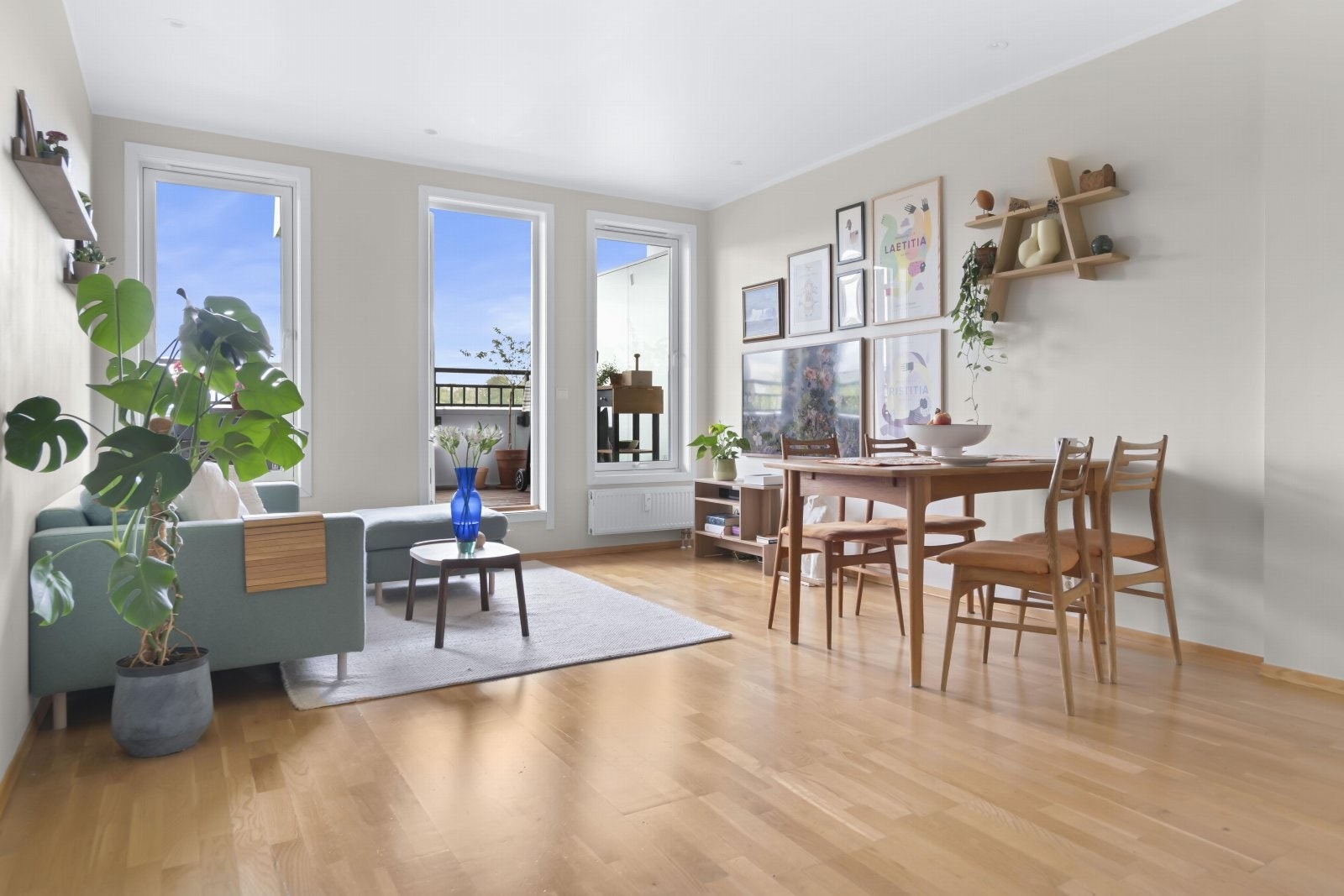 Her kan du enkelt møblere etter ønske og behov, med god plass til stor sittegruppe som kan romme flere gjester. Galleribilde