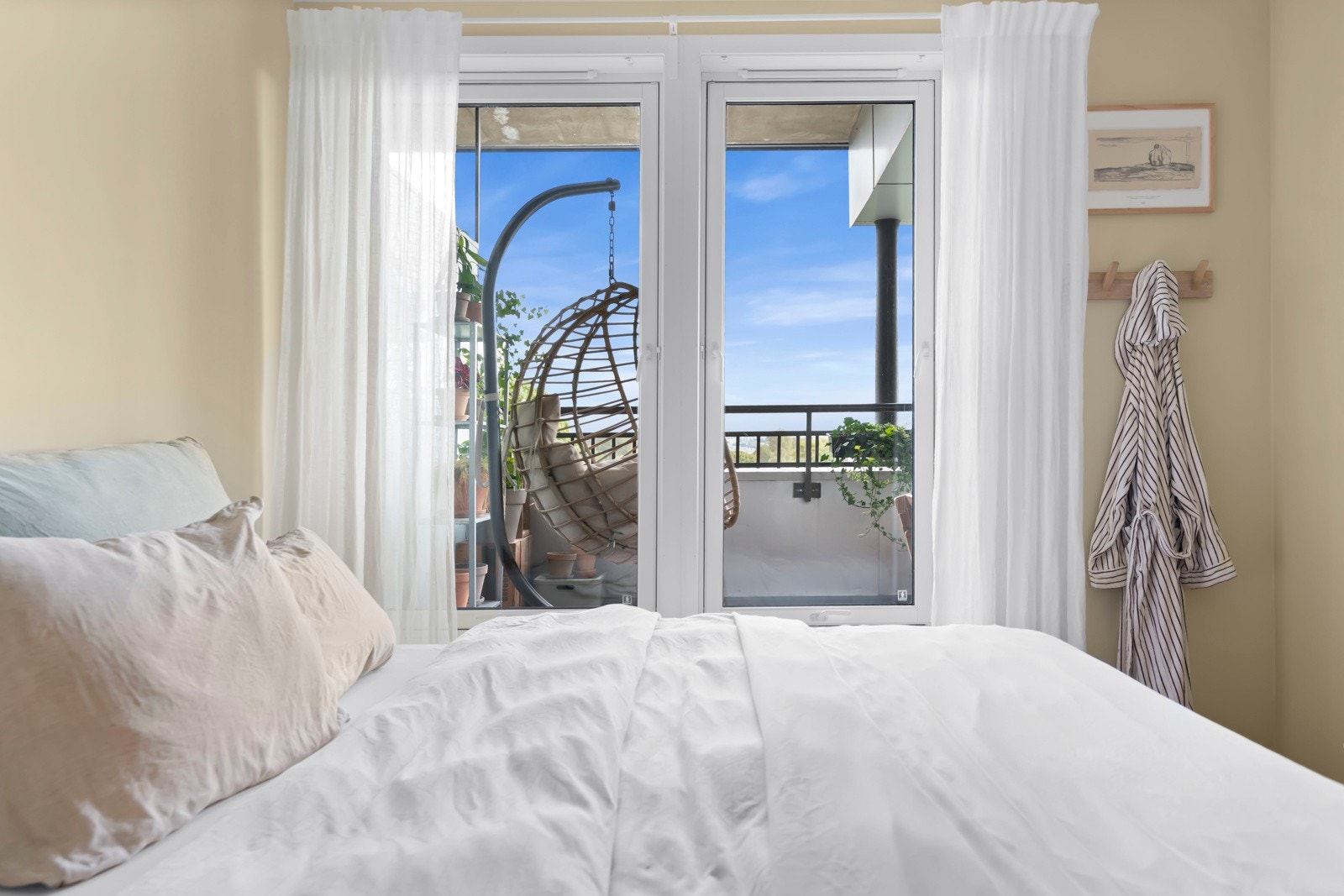 Store vindusflater som gir rikelig med naturlig lys. Galleribilde