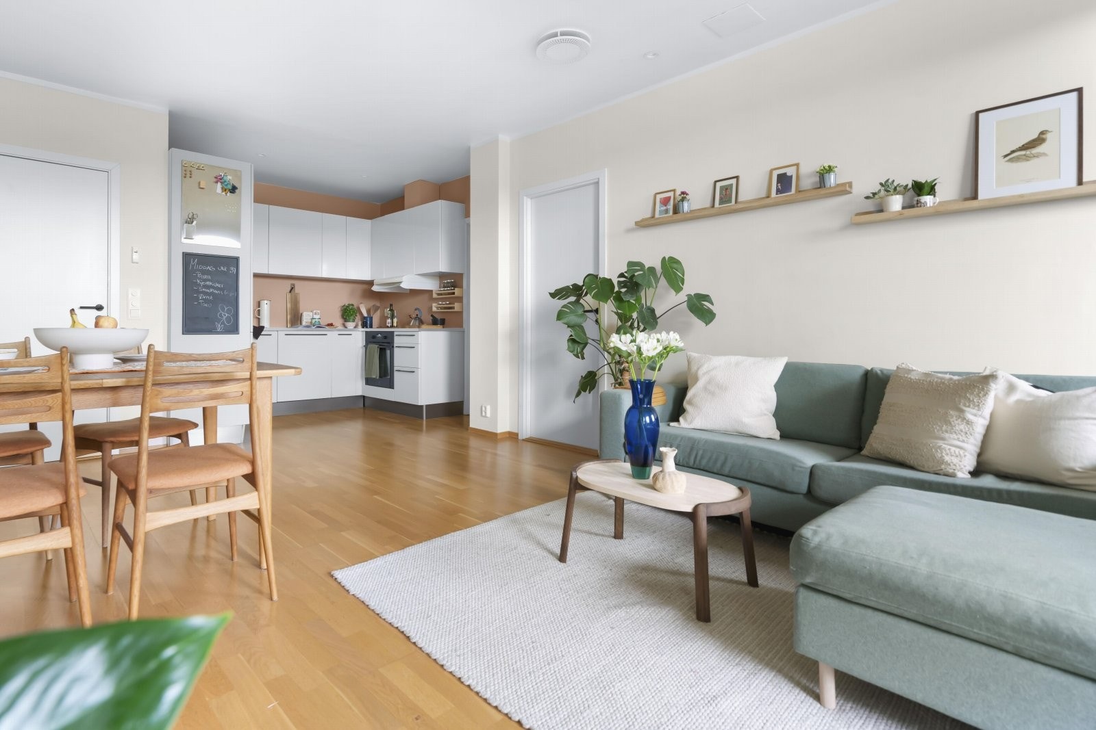 Kjøkkenet er i en åpen løsning til stuen som gir en sosial atmosfære, og byr på moderne standard. Galleribilde