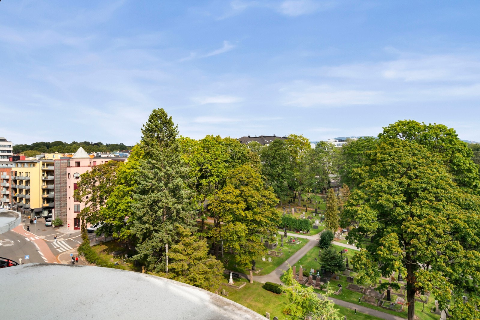 Dersom en ønsker enda større plass kan en ta heisen opp til flott felles takterrasse. Galleribilde