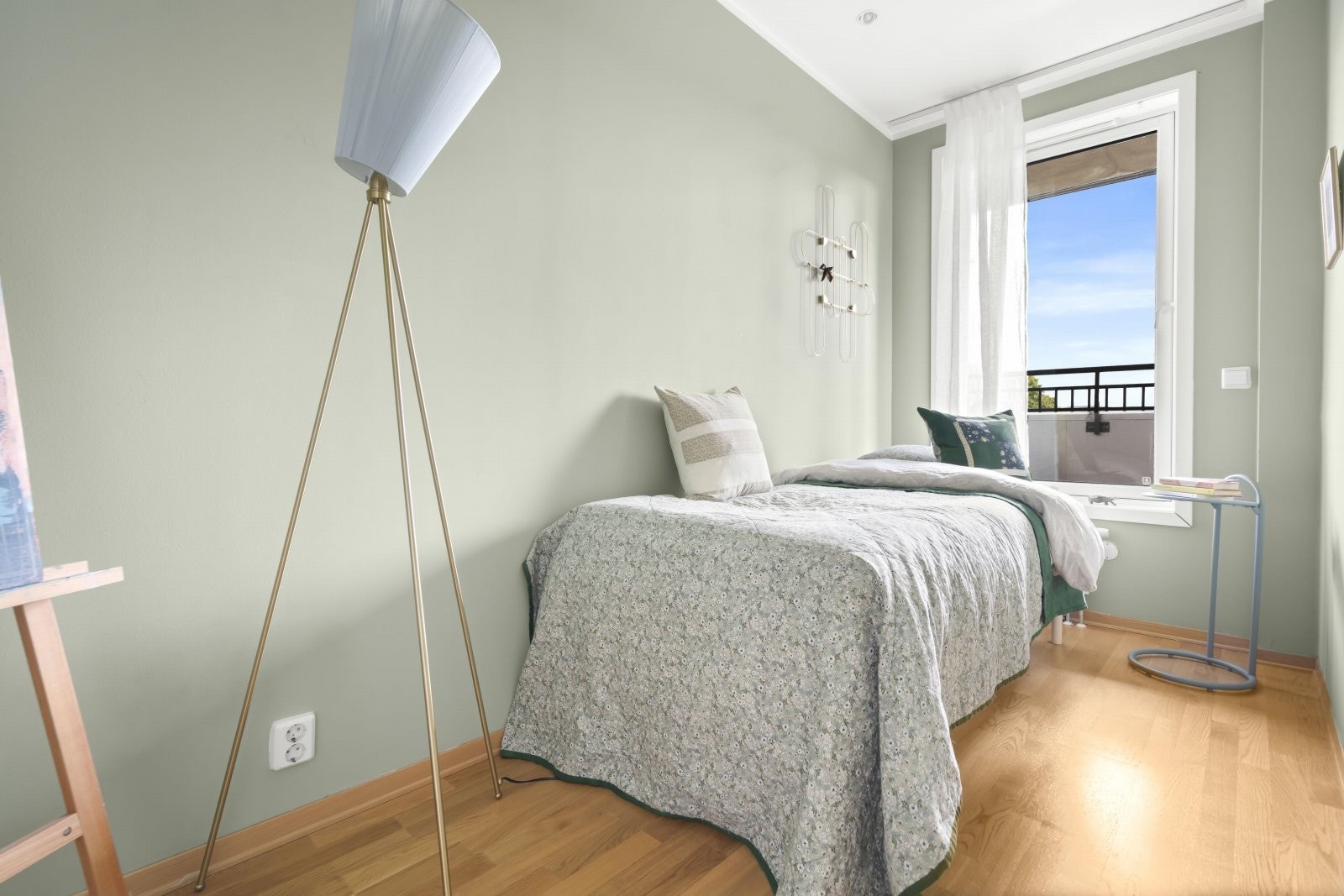 Soverom 2 har adkomst fra stuen og har også plass til seng og oppbevaringsmøblement. Galleribilde