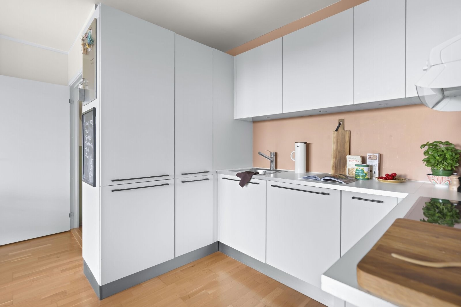 Integrerte hvitevarer som platetopp, stekeovn, oppvaskmaskin og kjøle/fryseskap. Ventilator med avtrekk til kanal. Water guard er montert i skap under kum. Galleribilde