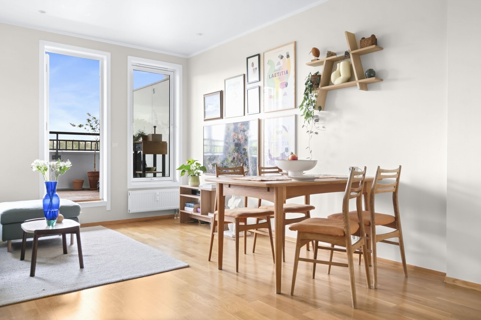 Her får du en lys og luftig leilighet - høyt og fritt beliggende i byggets 7. etasje med heisadkomst. Galleribilde