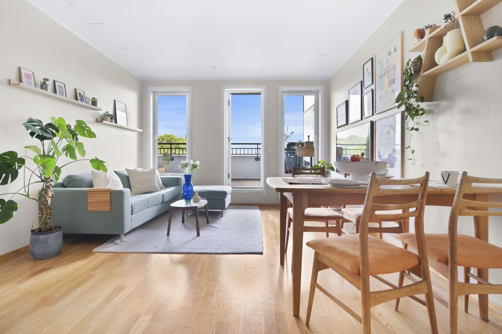 Stuen er svært tiltalende med store vinduer og godt med lysinnslipp. Galleribilde