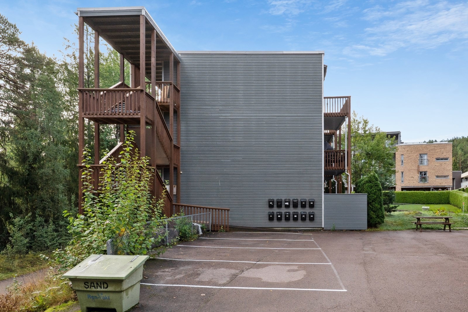 Sameiet har eller rikelig med parkeringsplasser/gjesteparkering. Galleribilde