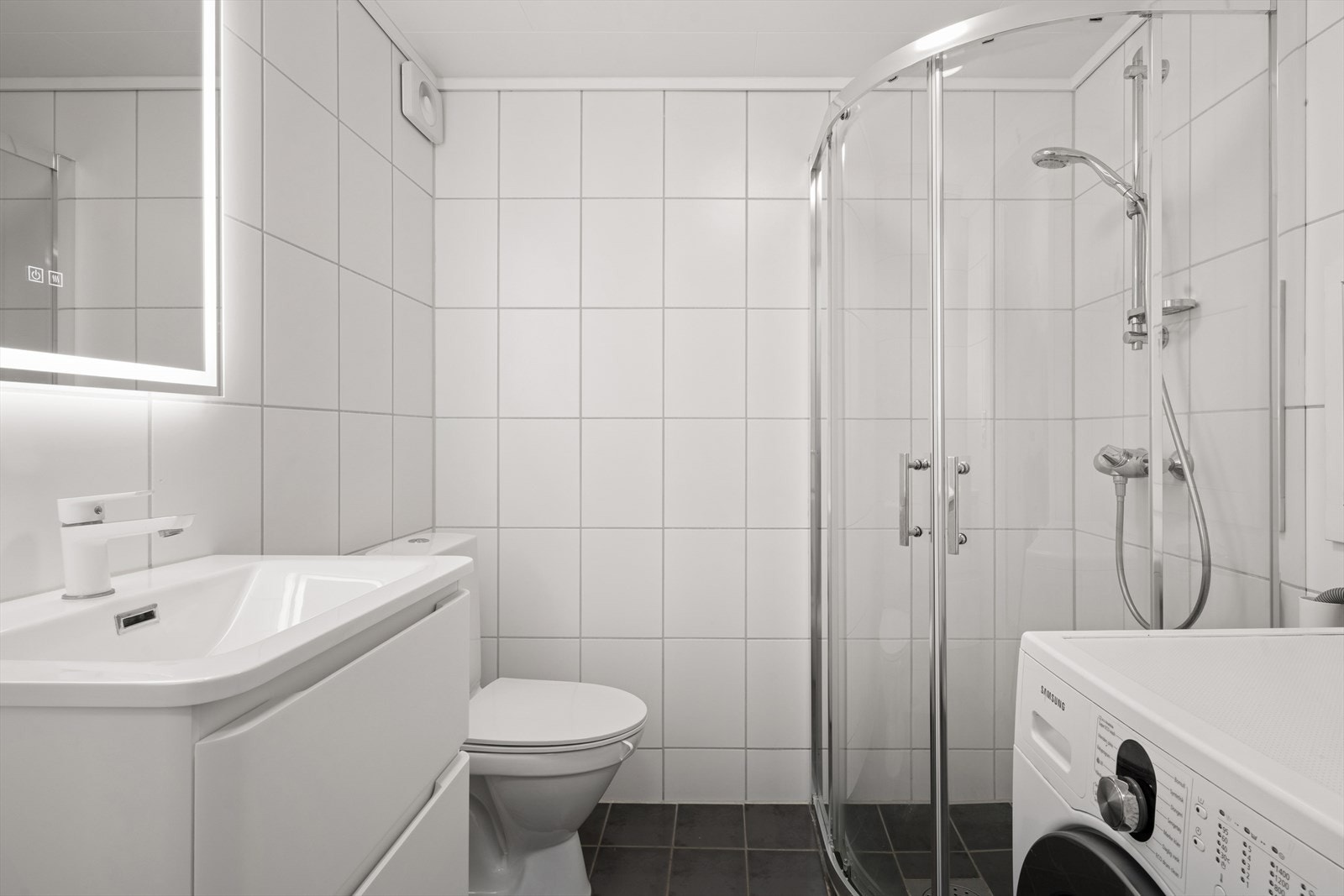 Pent bad fra byggeåret med flislagt gulv med varmekabler som gir en behagelig varme. Galleribilde