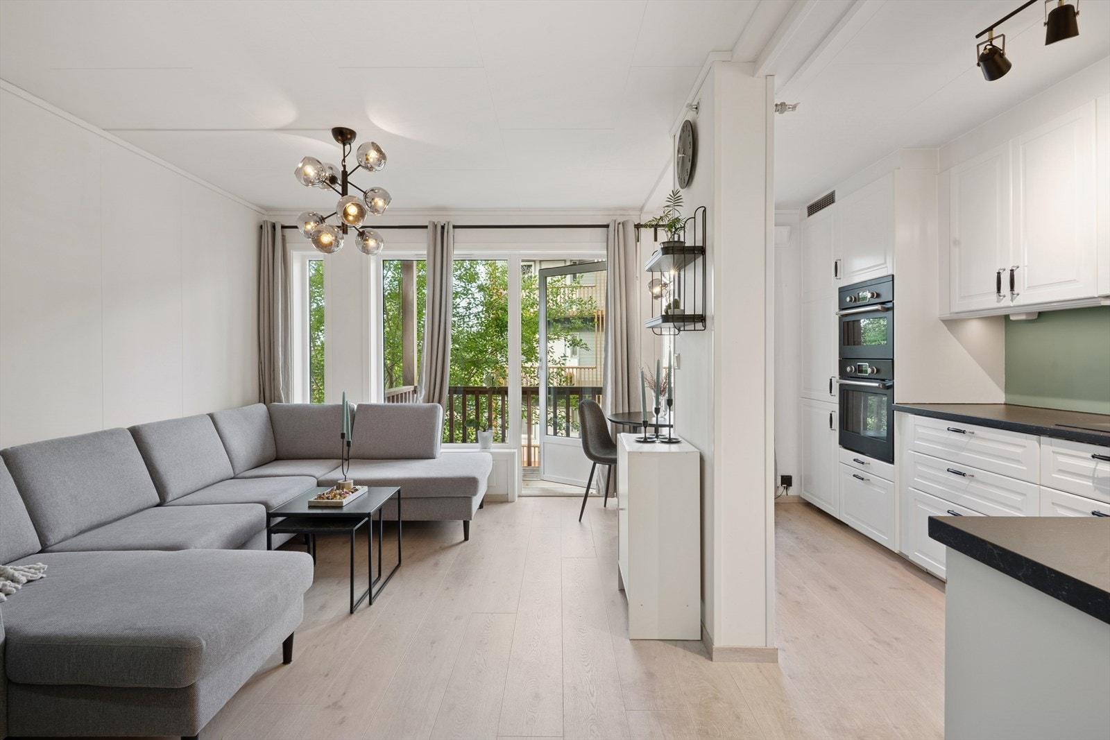 Lys og innbydende stue med gode vindusflater som slipper inn rikelig med dagslys. Galleribilde