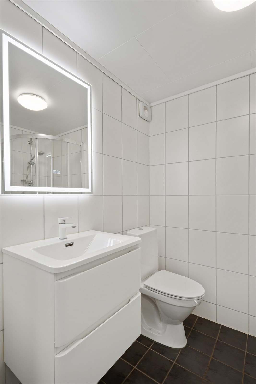 Badet har mekanisk avtrekk og fremstår som et praktisk rom med alt man trenger i hverdagen. Galleribilde