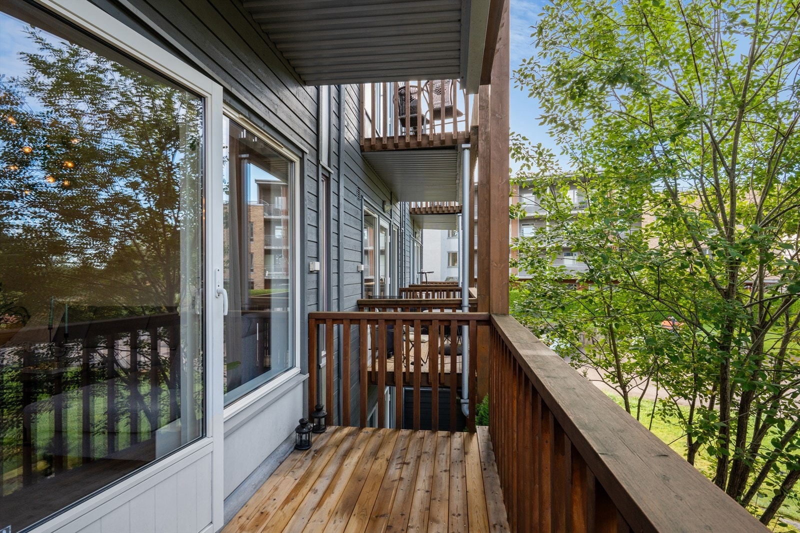 Balkongen har trekonstruksjon med terrassebord og rekkverk i tre. Galleribilde