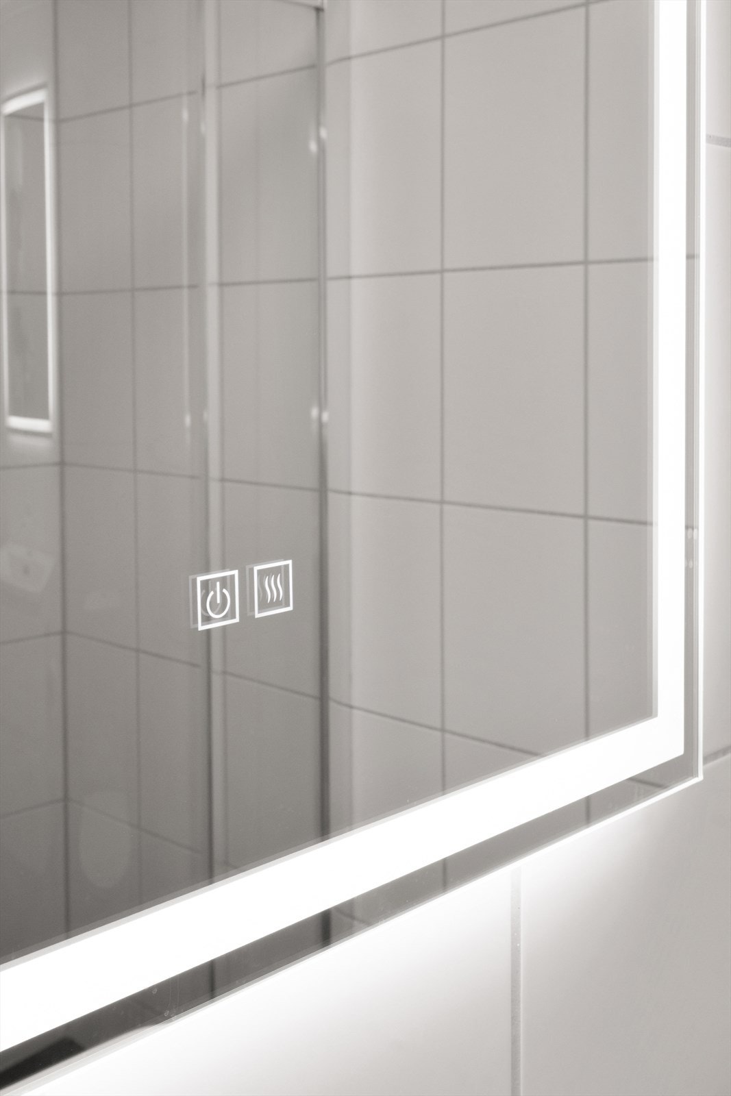 Detalj med belyst speil og integrerte funksjoner som gir et moderne uttrykk. Galleribilde