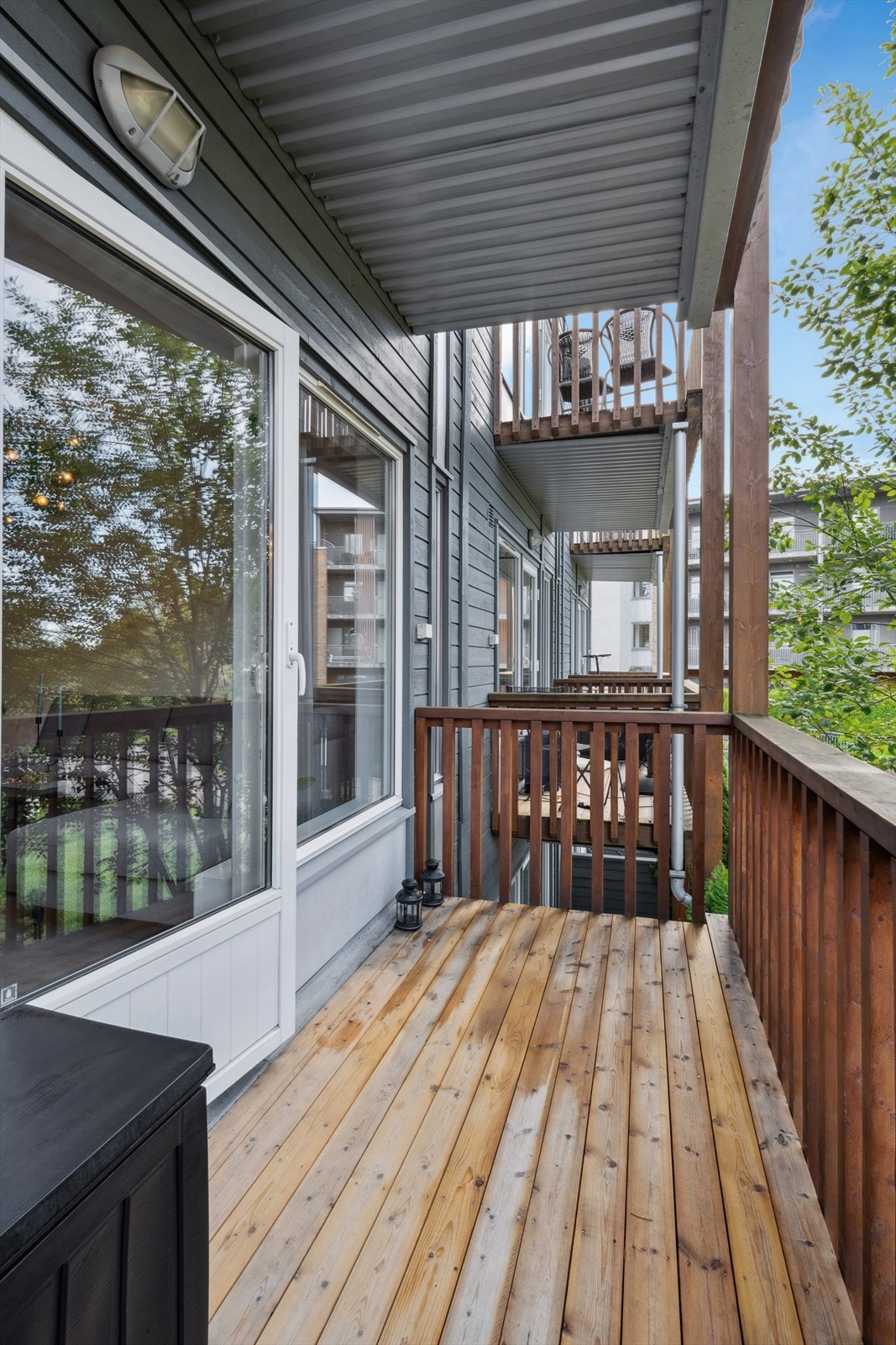 Her får du ettermiddagssol/kveldssol, og balkongen gir plass til sittegruppe eller små utemøbler. Galleribilde