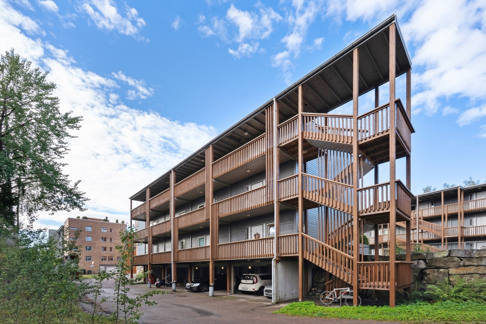 Leiligheten ligger i 2. etasje og har enkel adkomst via utvendig trapp. Galleribilde